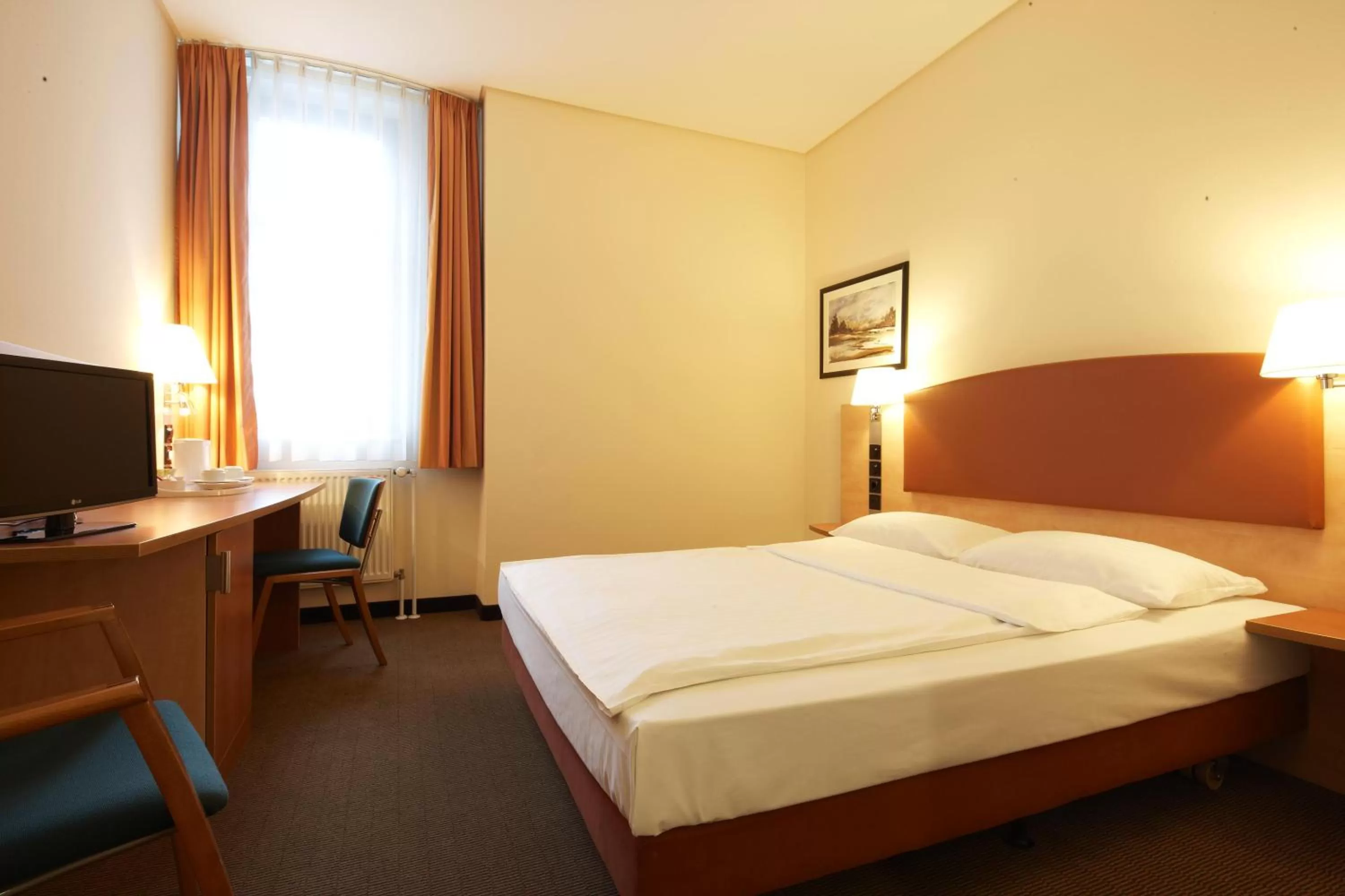 Photo of the whole room, Bed in IntercityHotel Berlin Ostbahnhof