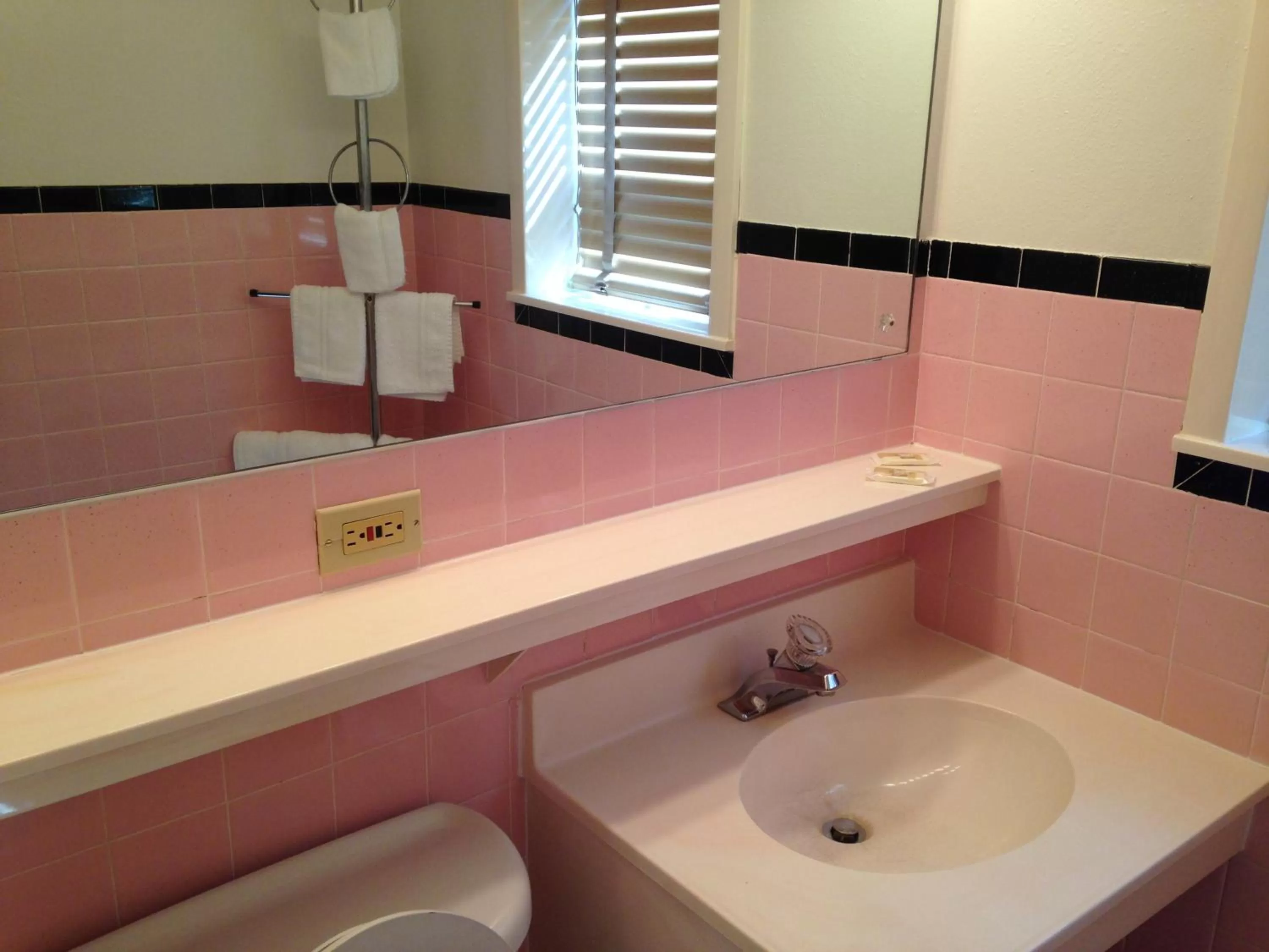 Bathroom in Siesta Motel