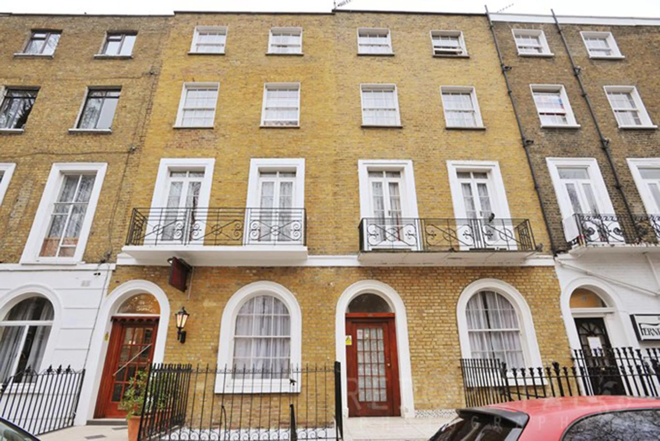 Facade/entrance in Elmwood Hotel