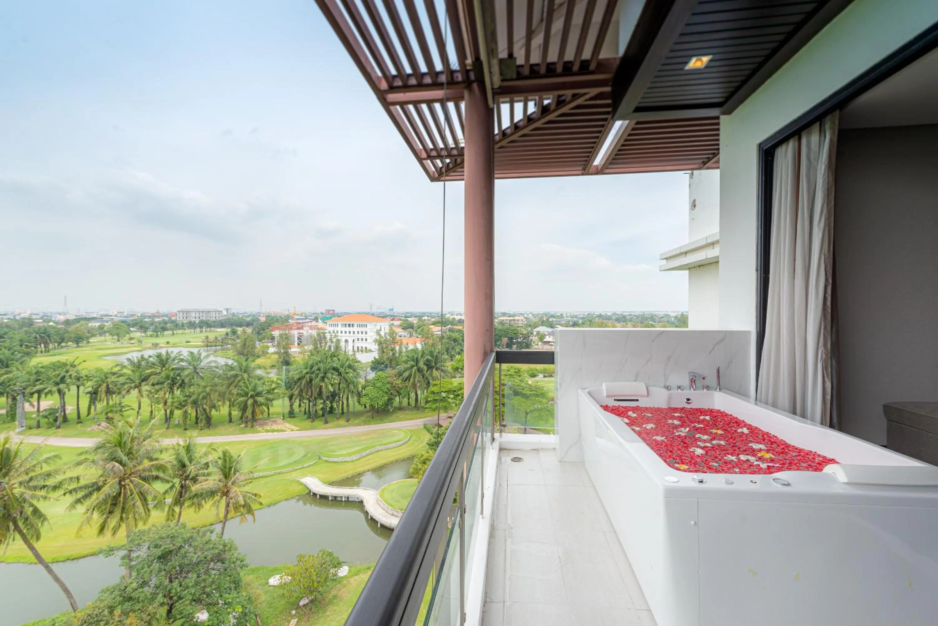 Balcony/Terrace in Summit Windmill Golf Suite Hotel at Suvarnabhumi