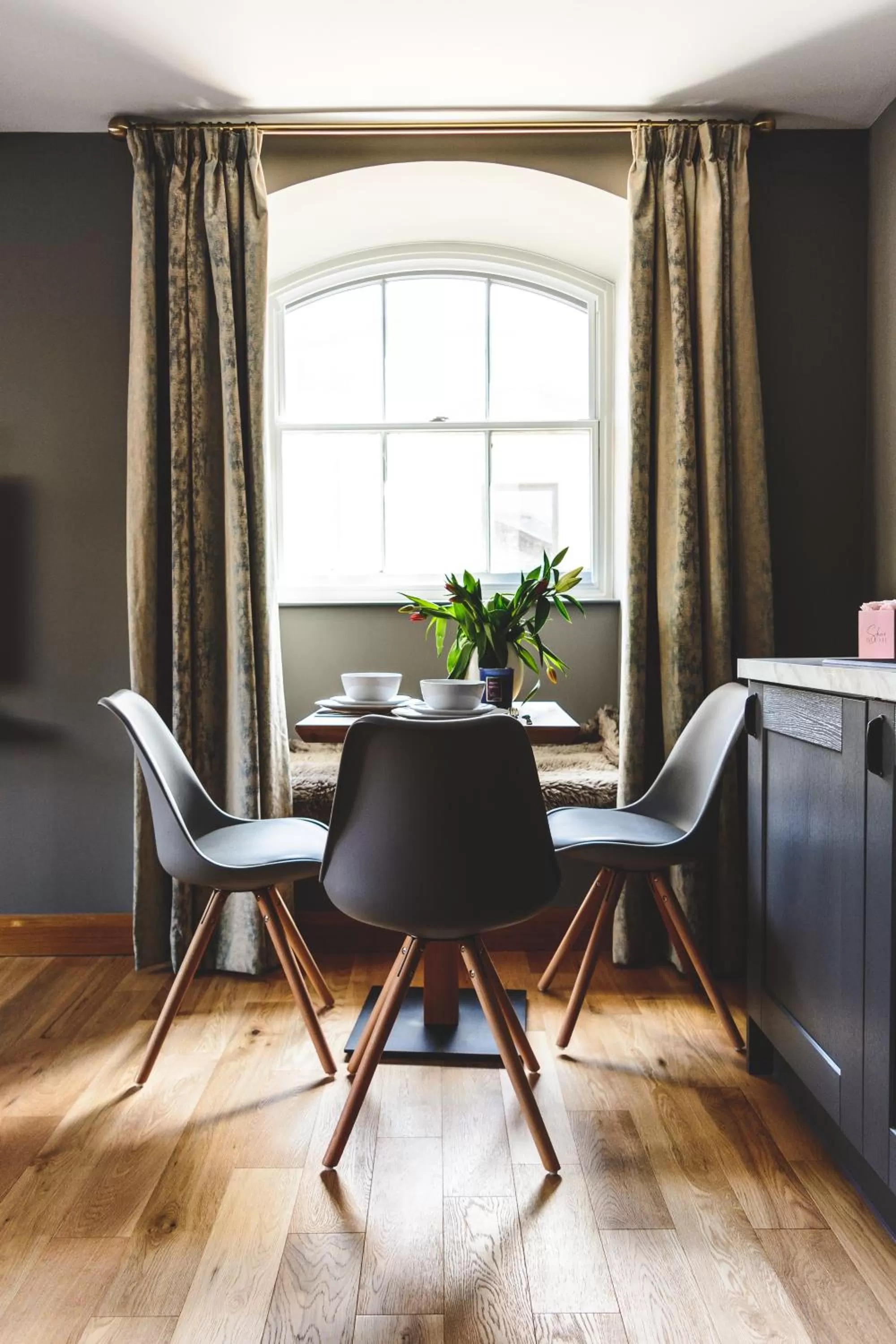 Dining area in MONO Suites Old Town