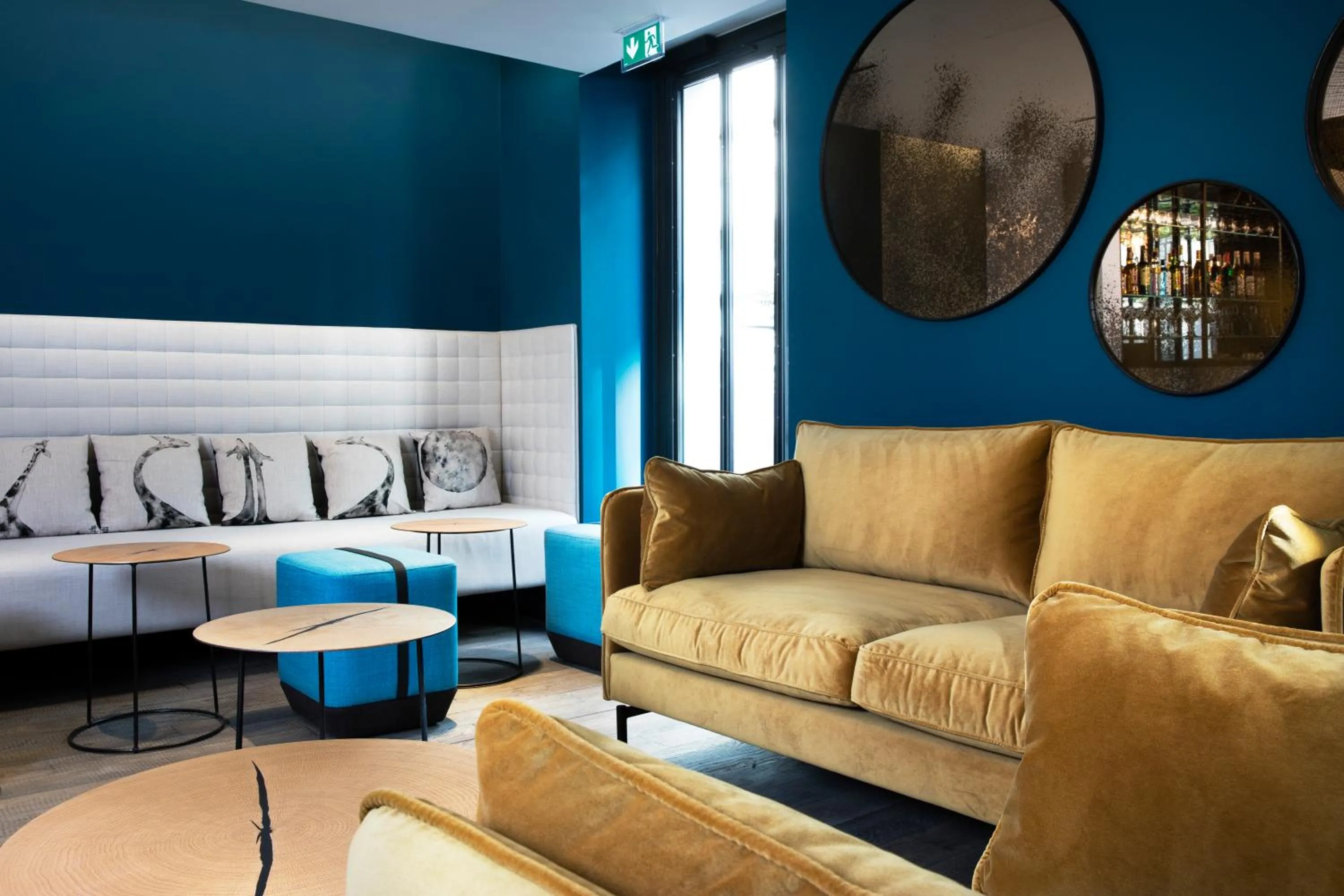 Lounge or bar in Hôtel Les Deux Girafes