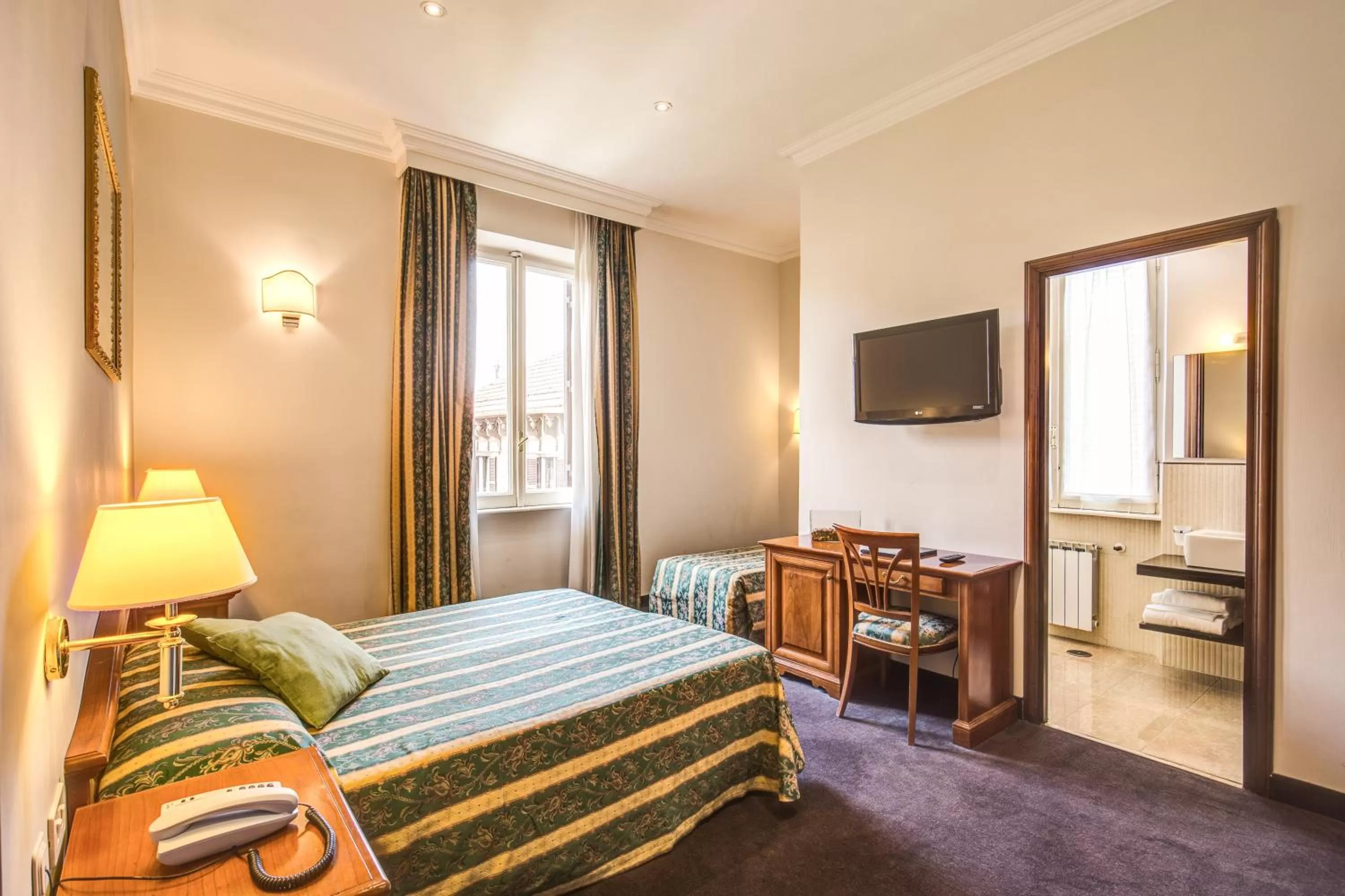 Photo of the whole room, Bed in Rome Garden Hotel