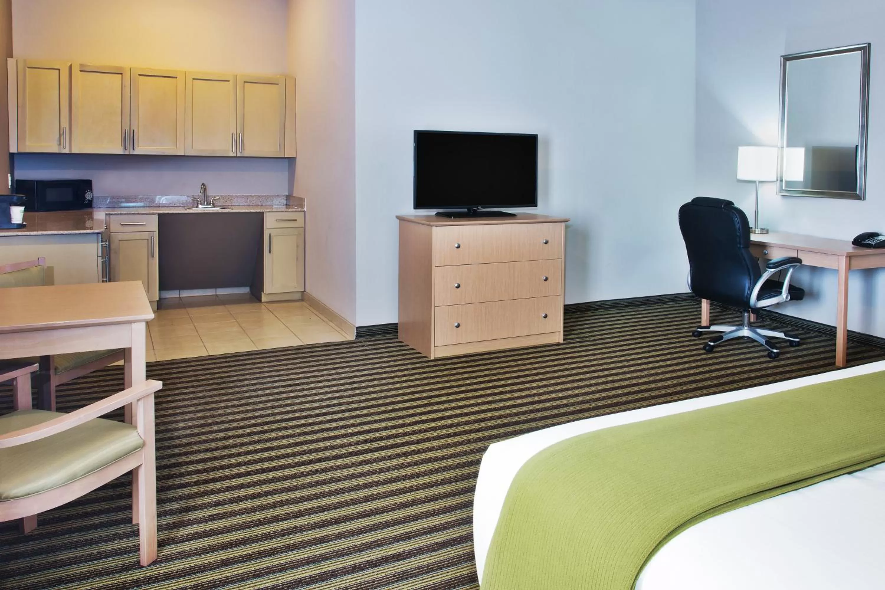 Photo of the whole room in Holiday Inn Express Hotel & Suites Alvarado by IHG