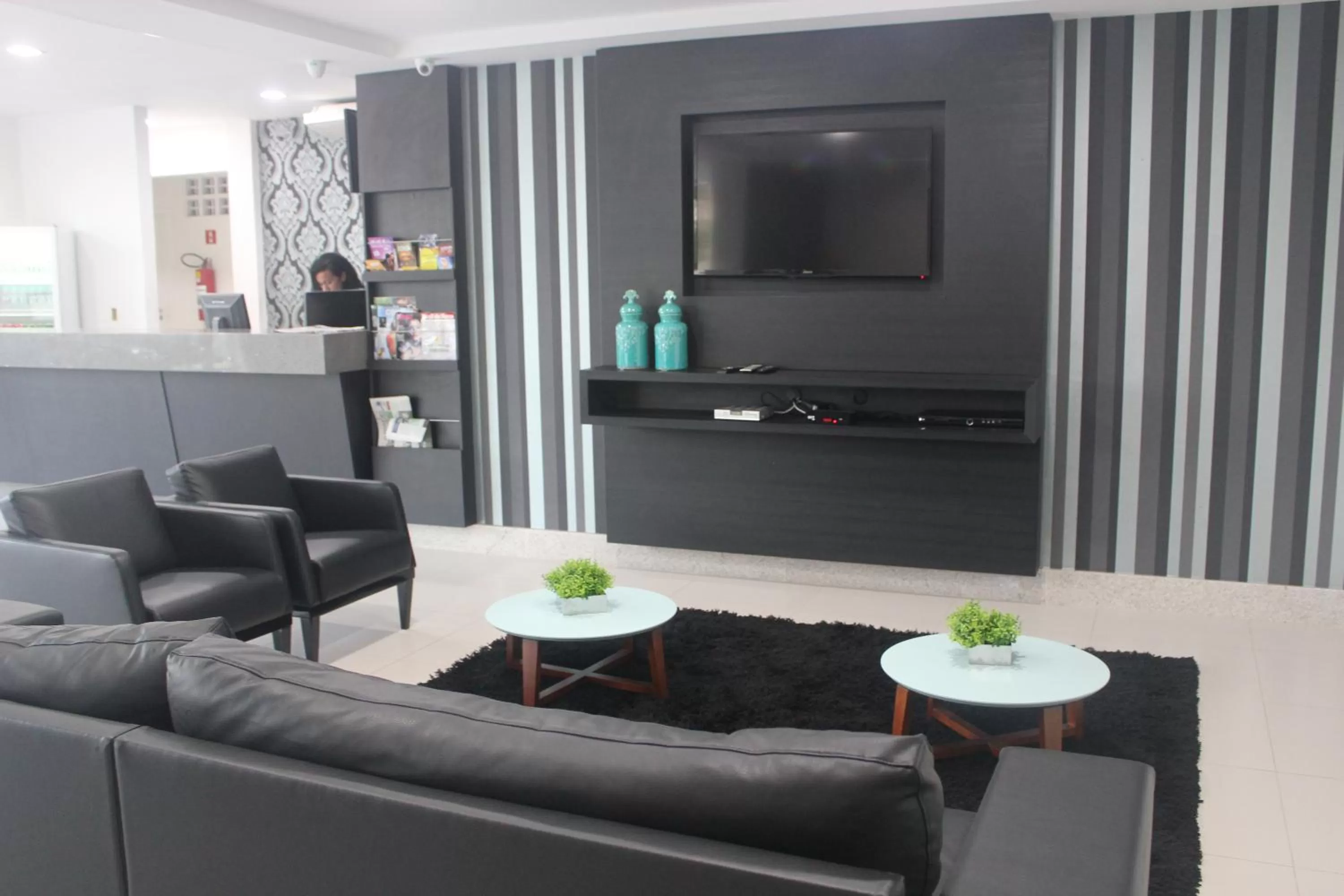 Communal lounge/ TV room in Pratti Hotel