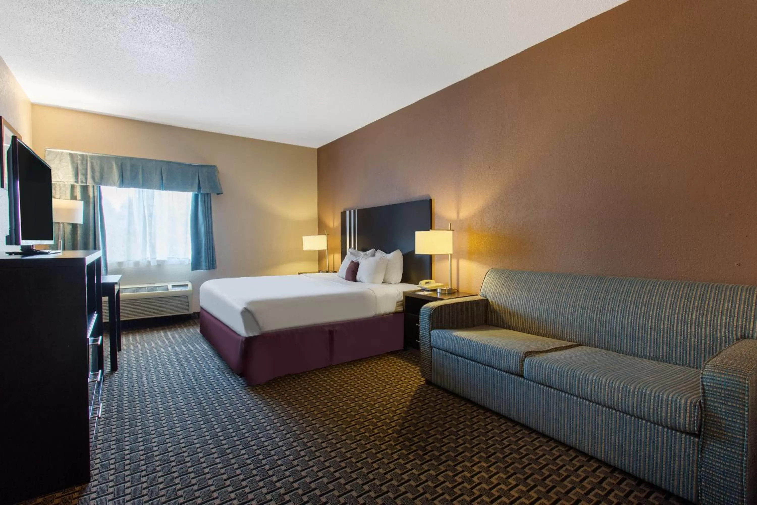 Bed in Ramada by Wyndham Glendale Heights/Lombard