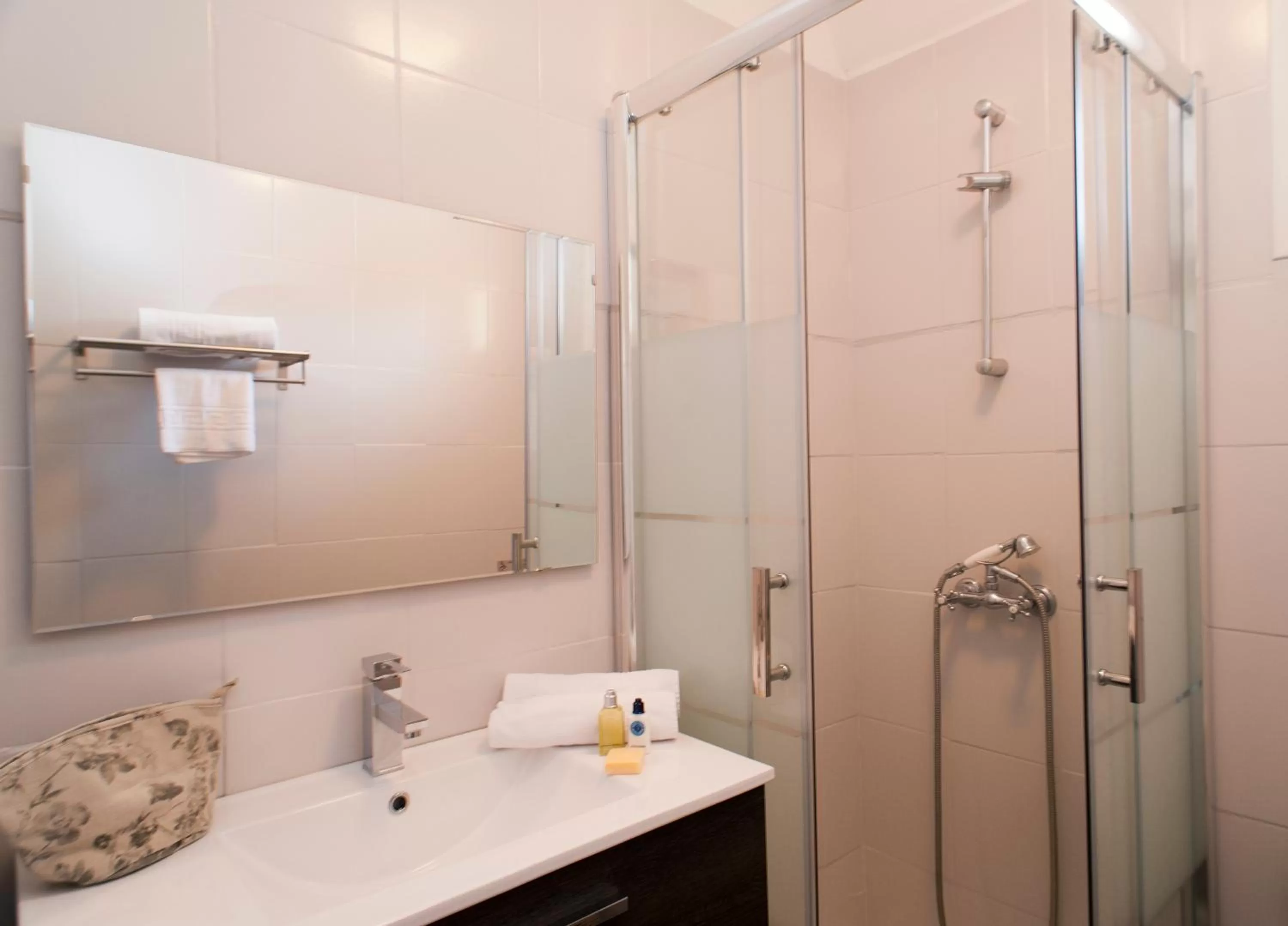 Bathroom in Hôtel la Bona Casa