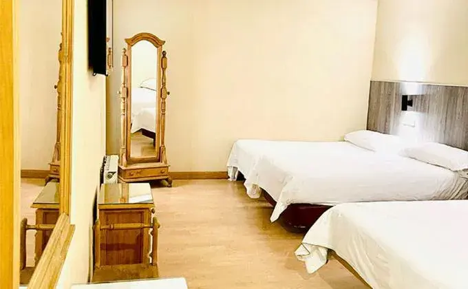 Quadruple Room with Private Bathroom in Hotel Madrid Río Quadruple Room with Private Bathroom in Hotel Madrid Río