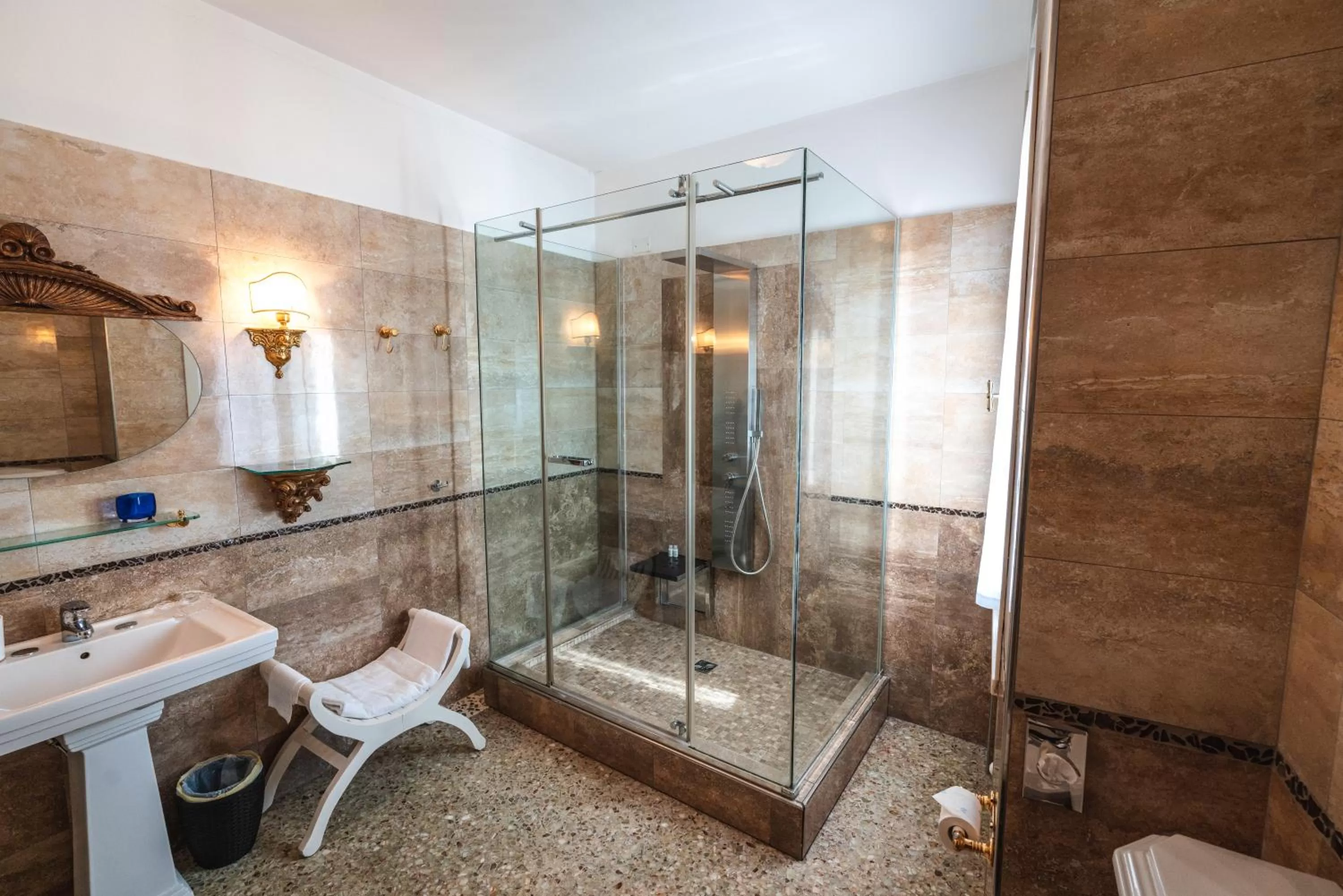 Shower in Villa Noctis
