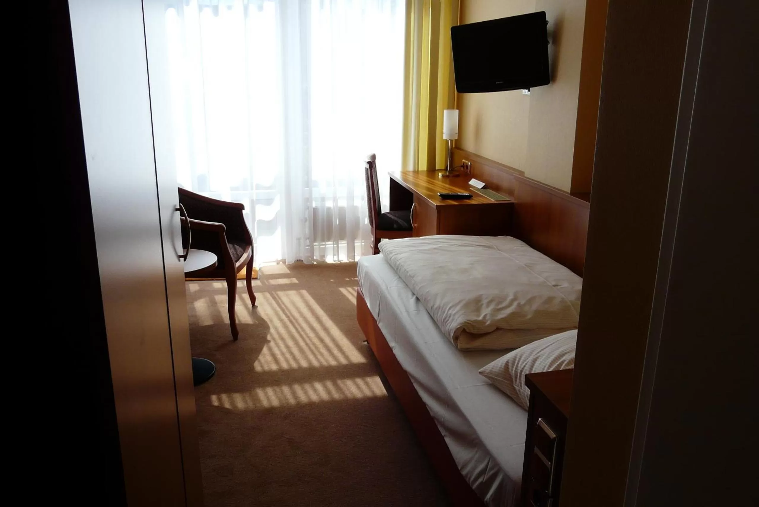 Photo of the whole room, Bed in Traveller Hotel