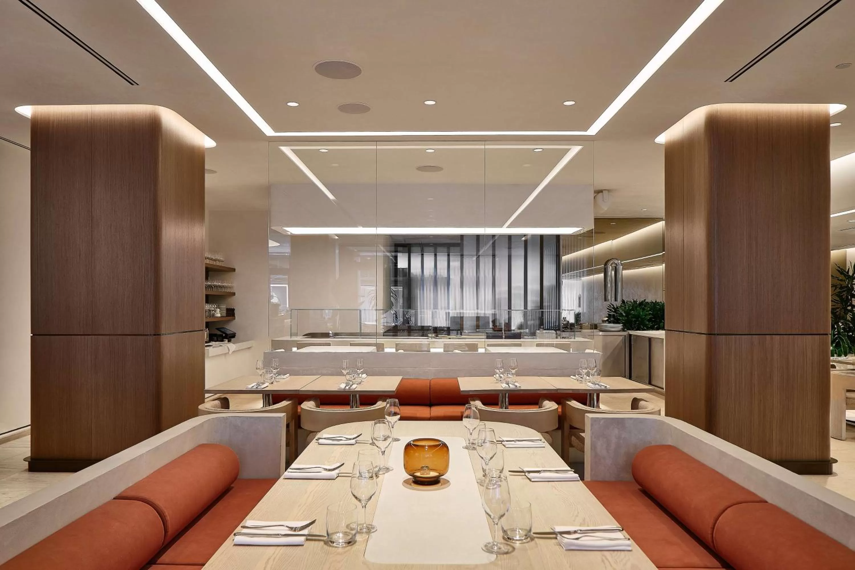 Restaurant/places to eat in Vogue Hotel Montreal Downtown, Curio Collection by Hilton