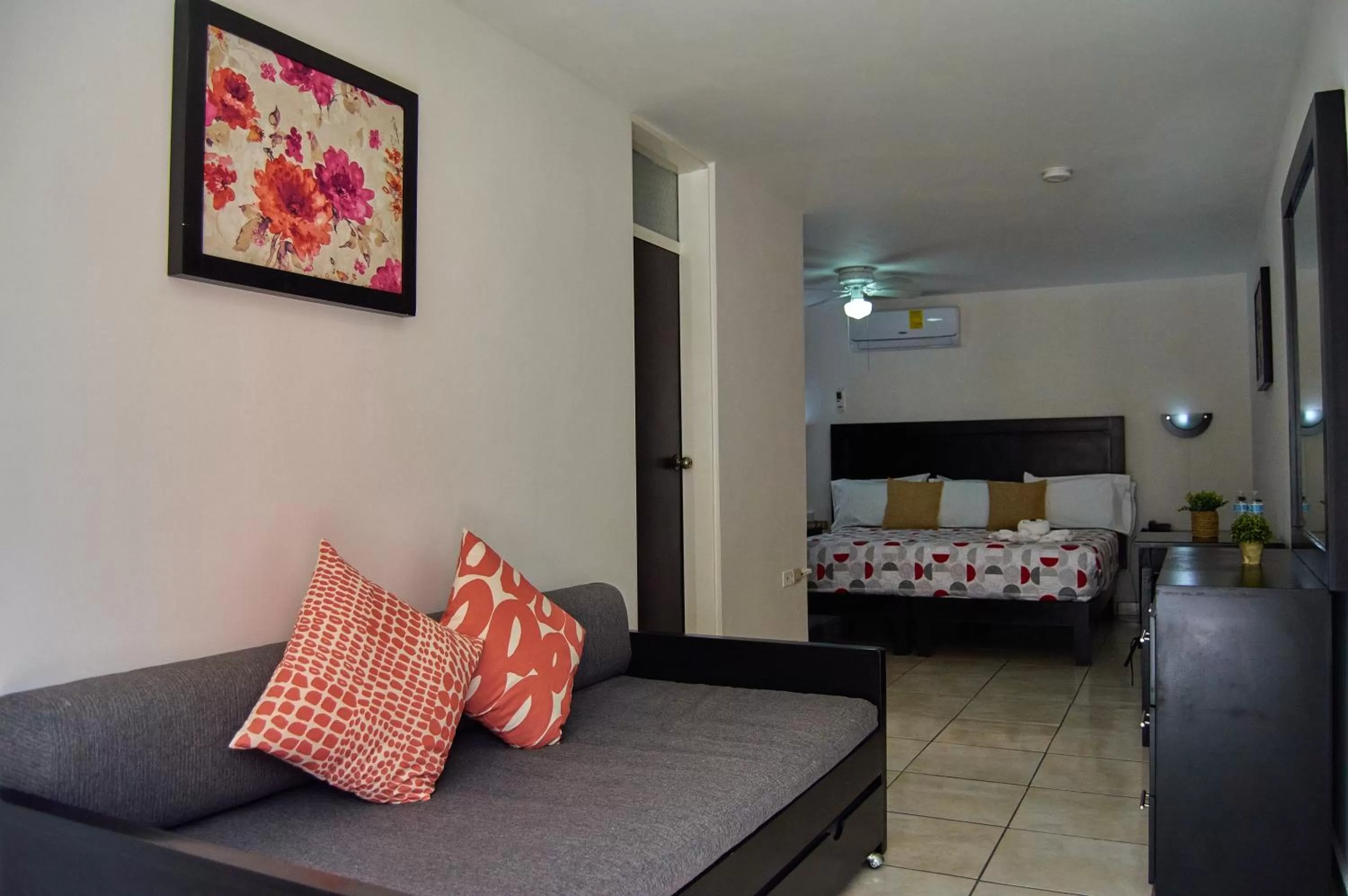 Photo of the whole room, Bed in Hotel del Alba Inn & Suites