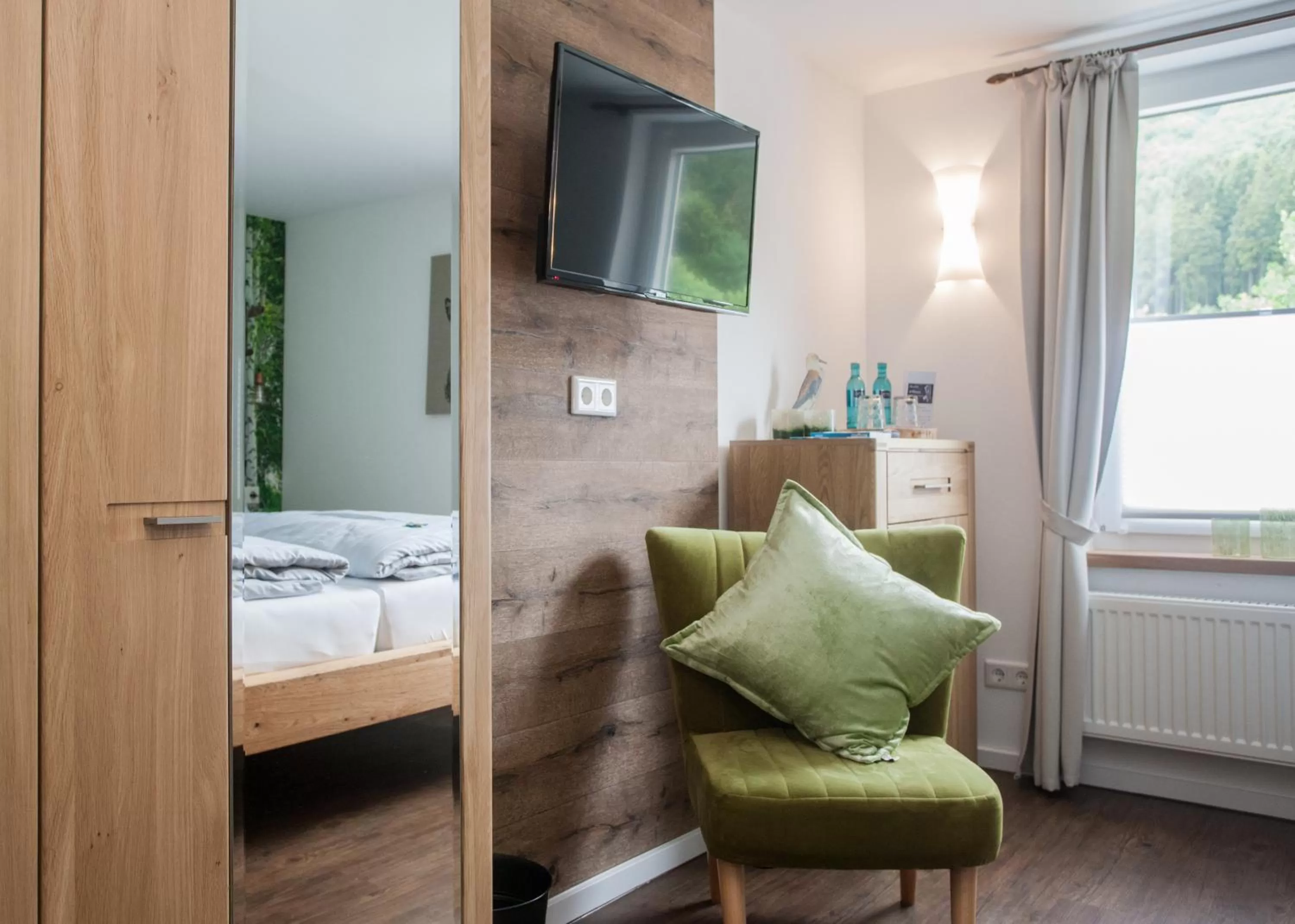 Photo of the whole room, Bed in Die Sperre