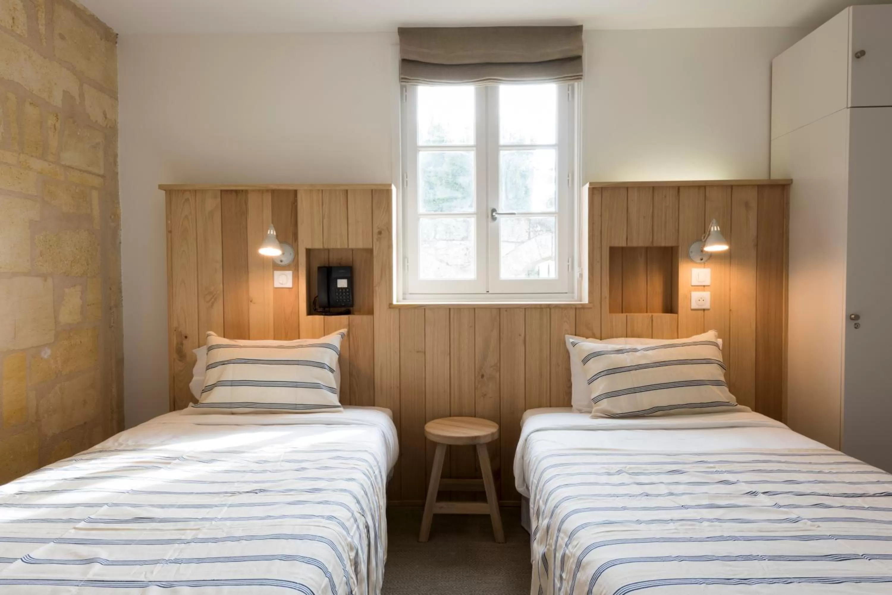 Photo of the whole room, Bed in Auberge de la Commanderie