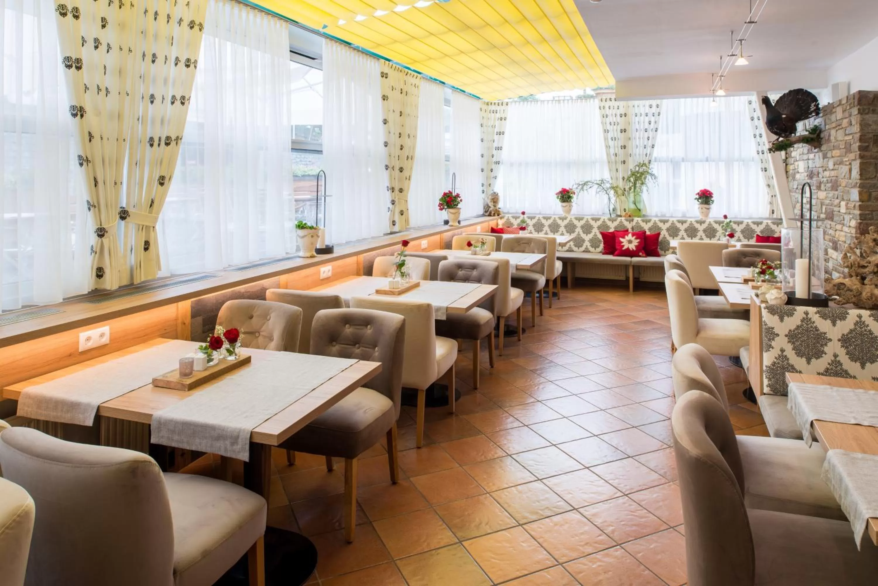 Restaurant/places to eat in Hotel Diana