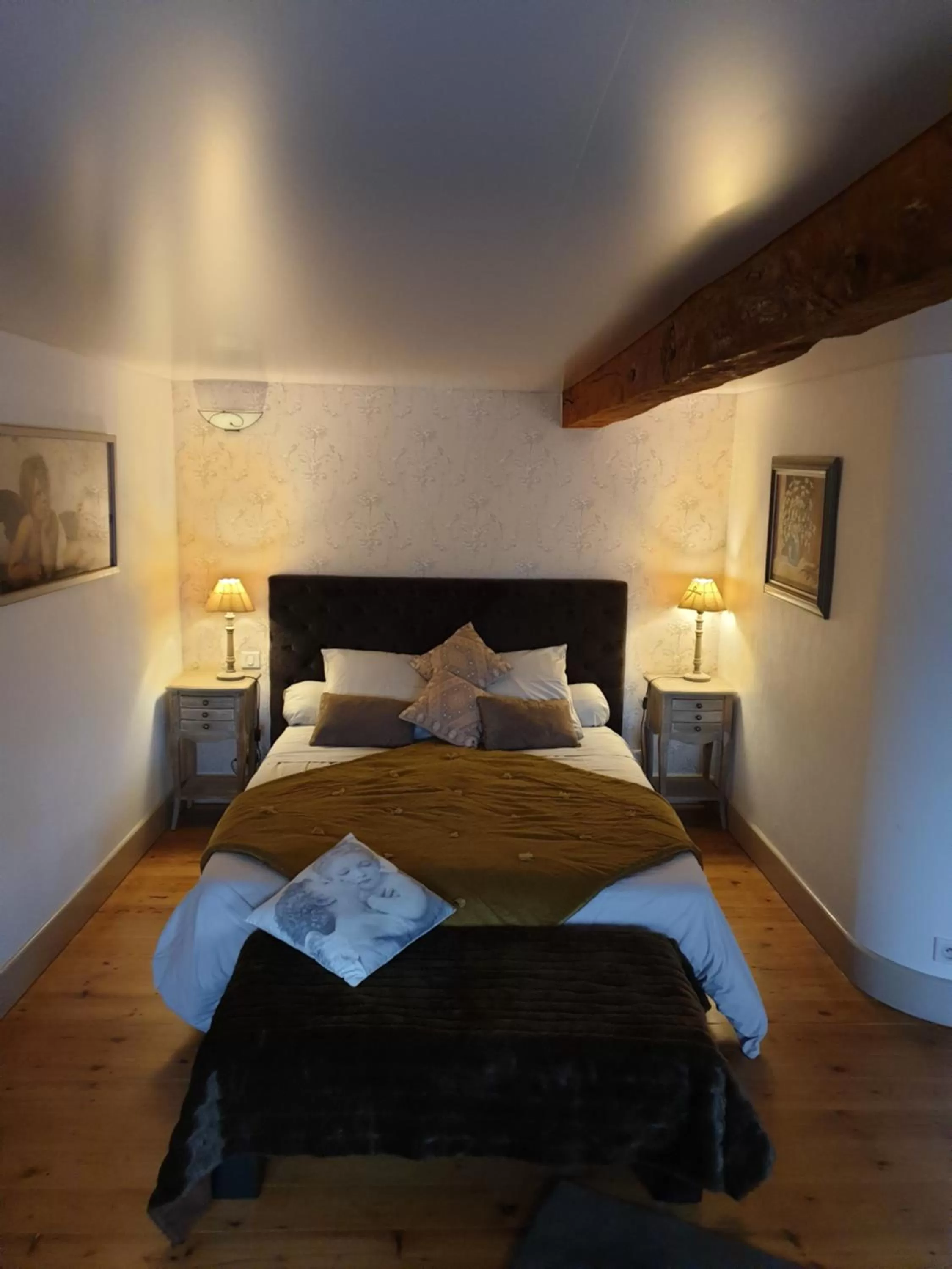 Communal lounge/ TV room, Bed in Au Nid de la Madeleine