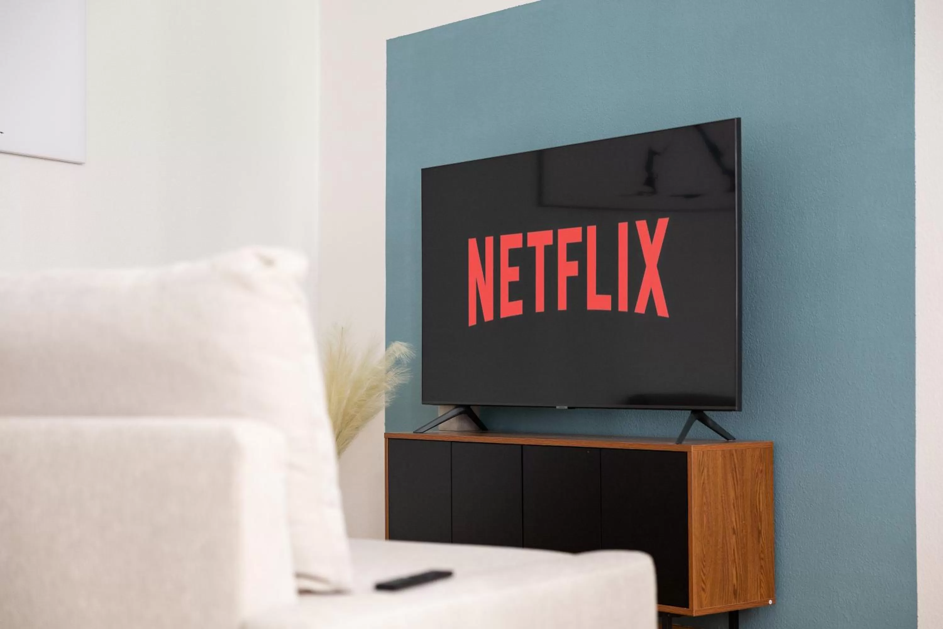 Communal lounge/ TV room, TV/Entertainment Center in Ko-Living Space an der Oper - Street Art Design Apartments