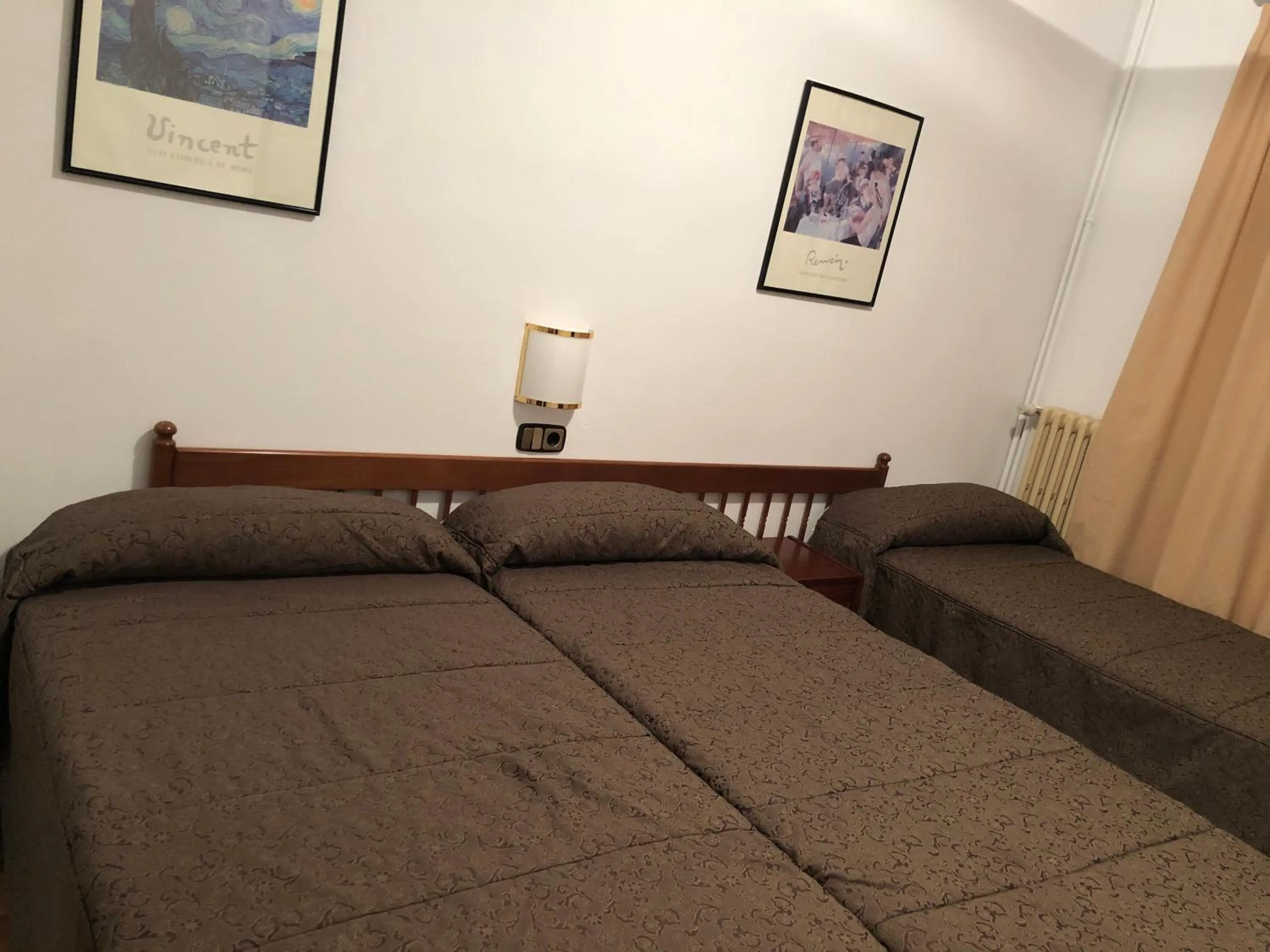 Communal lounge/ TV room, Bed in Hotel Refugi dels Isards