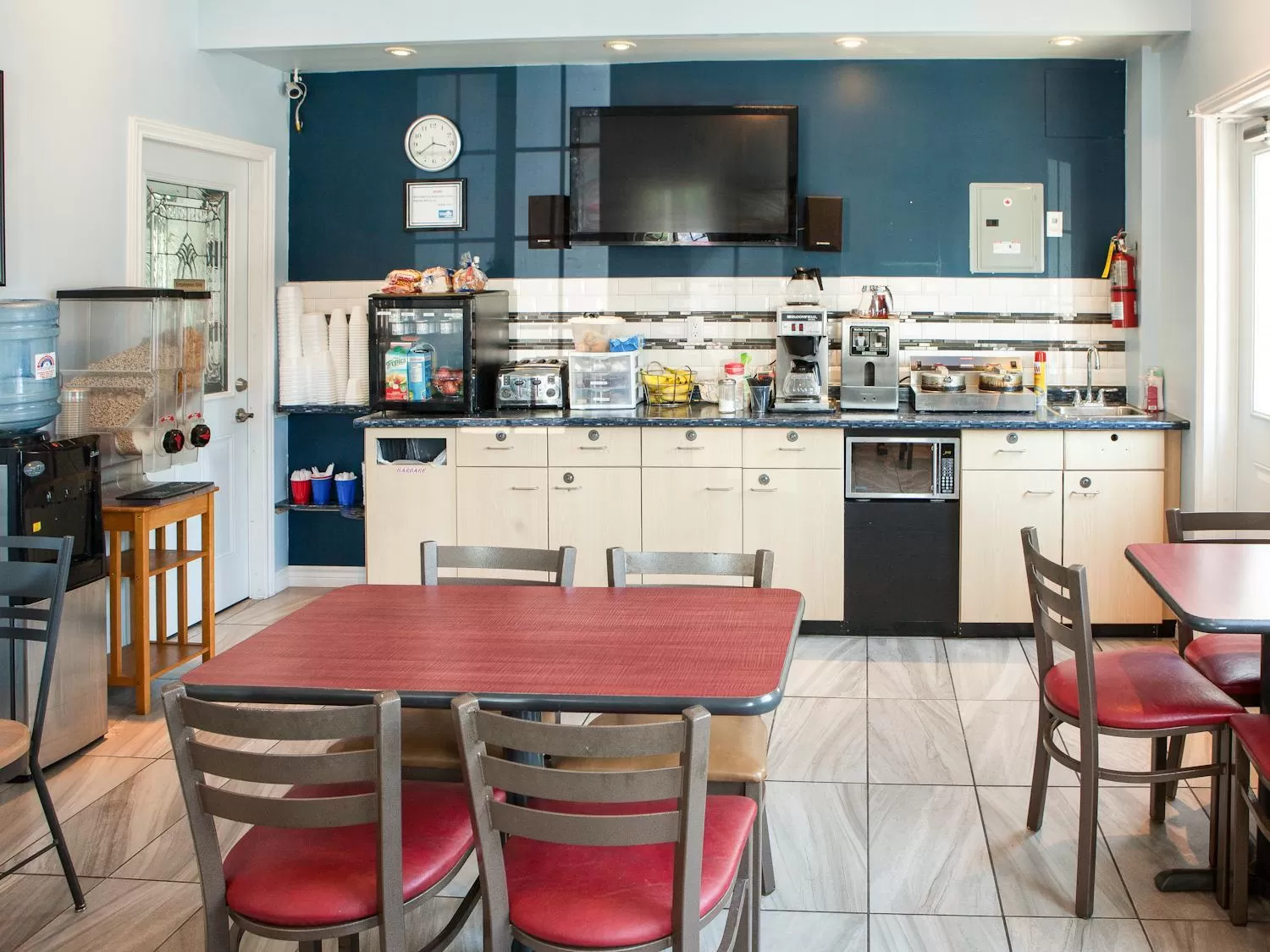 Dining area in Villager Lodge Niagara Falls