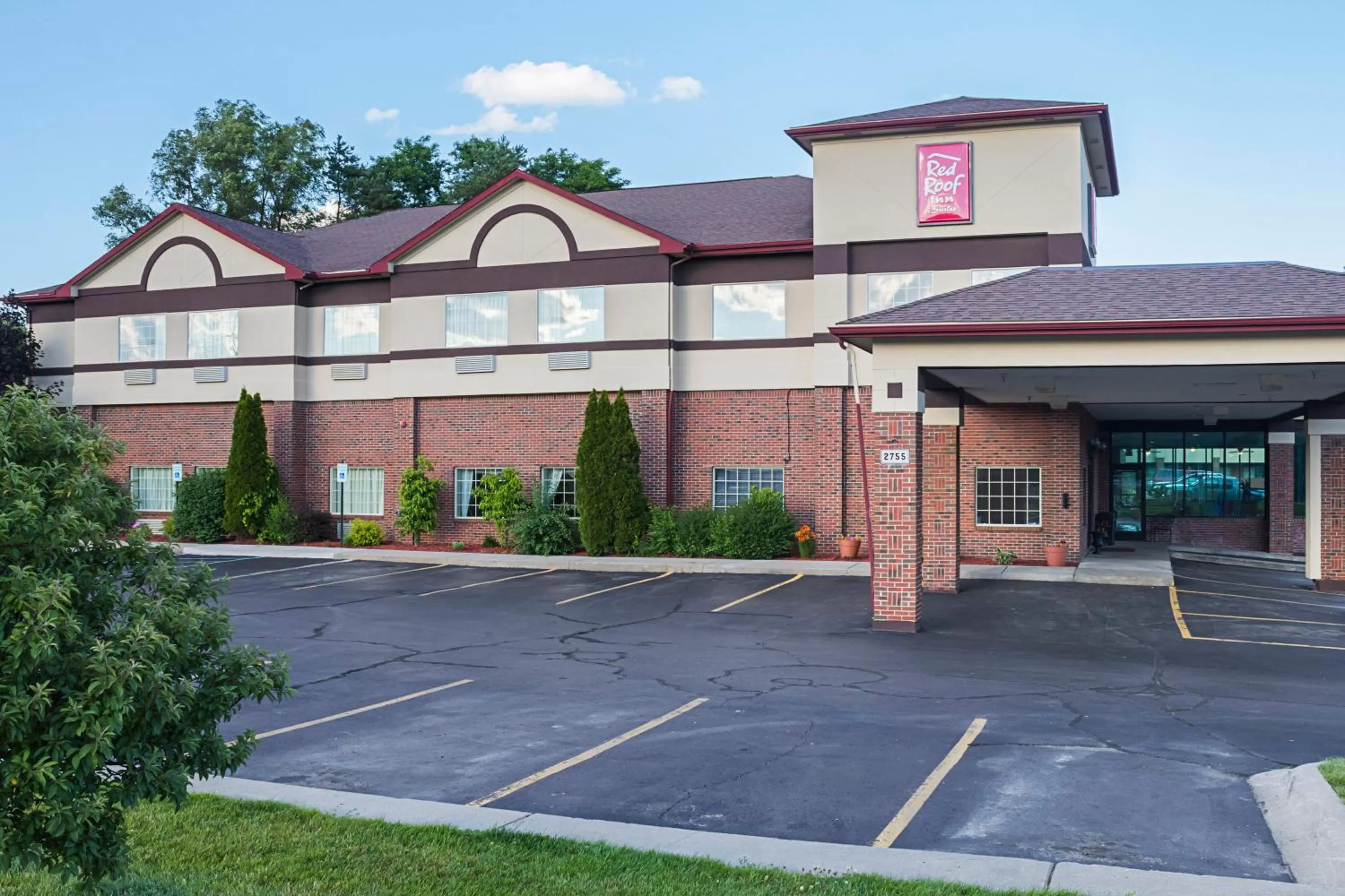 Property building in Red Roof Inn & Suites Lake Orion / Auburn Hills
