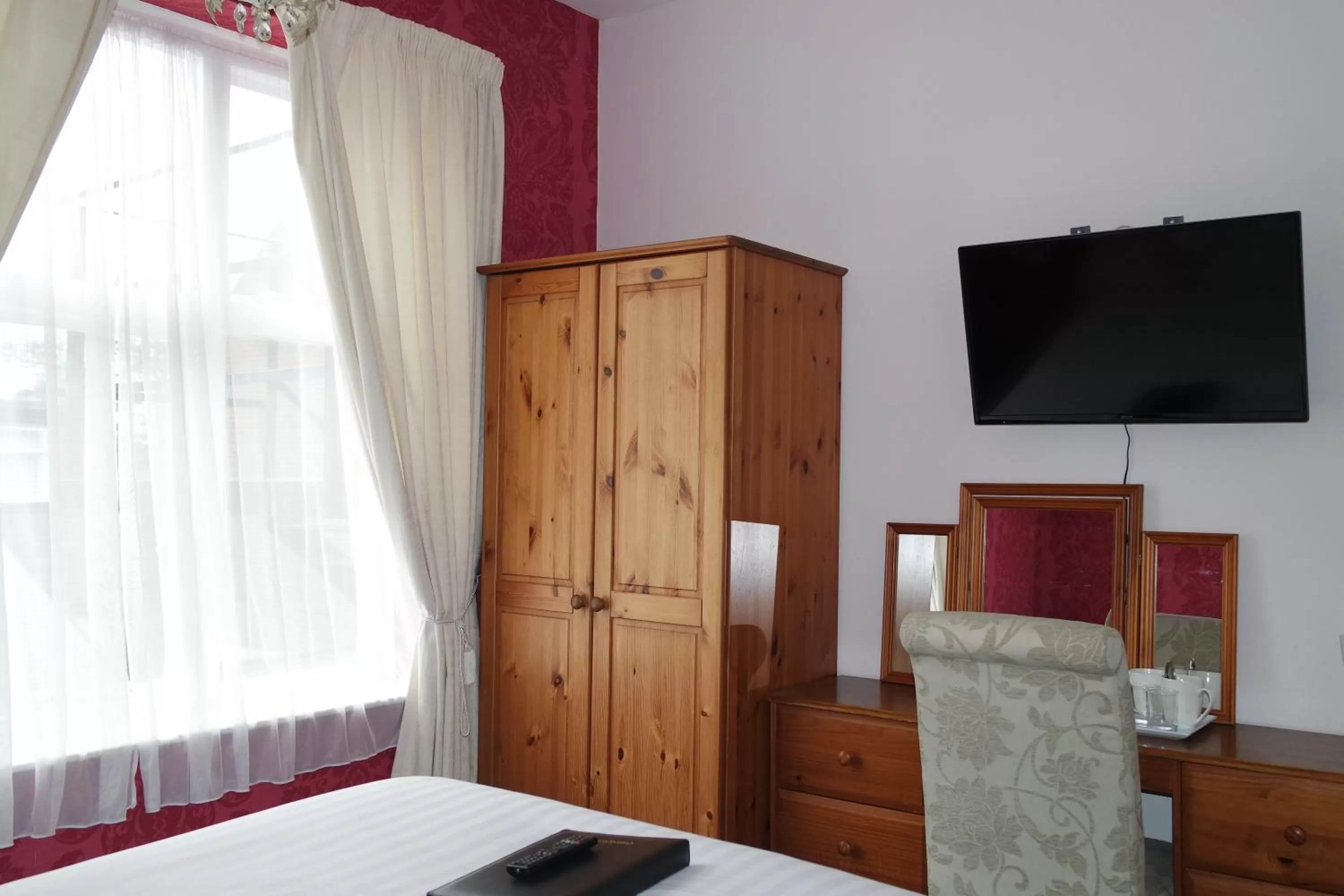 Bedroom, Bed in Gable End Hotel