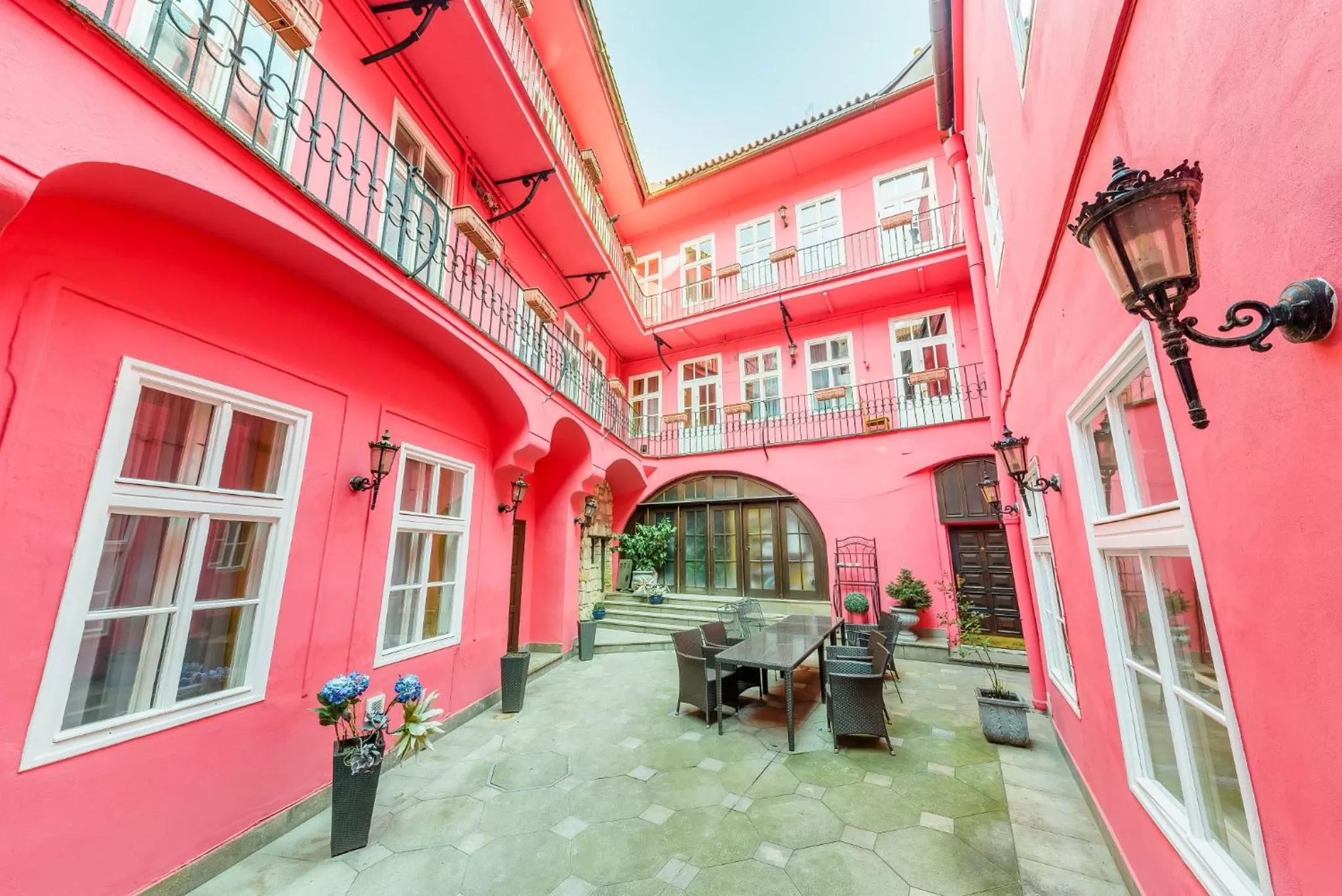 Facade/entrance in Residence Seven Angels