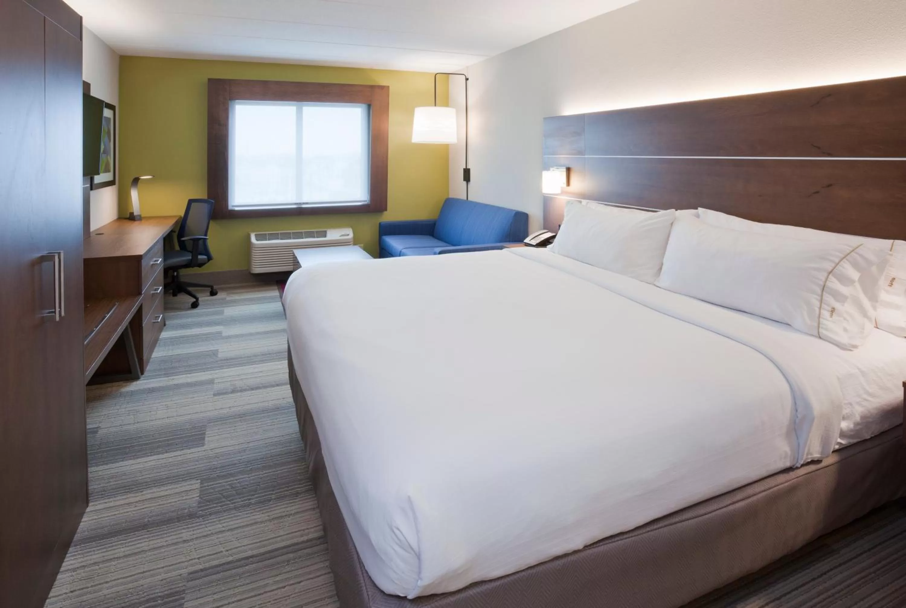 Photo of the whole room, Bed in Holiday Inn Express Roseville-St. Paul by IHG