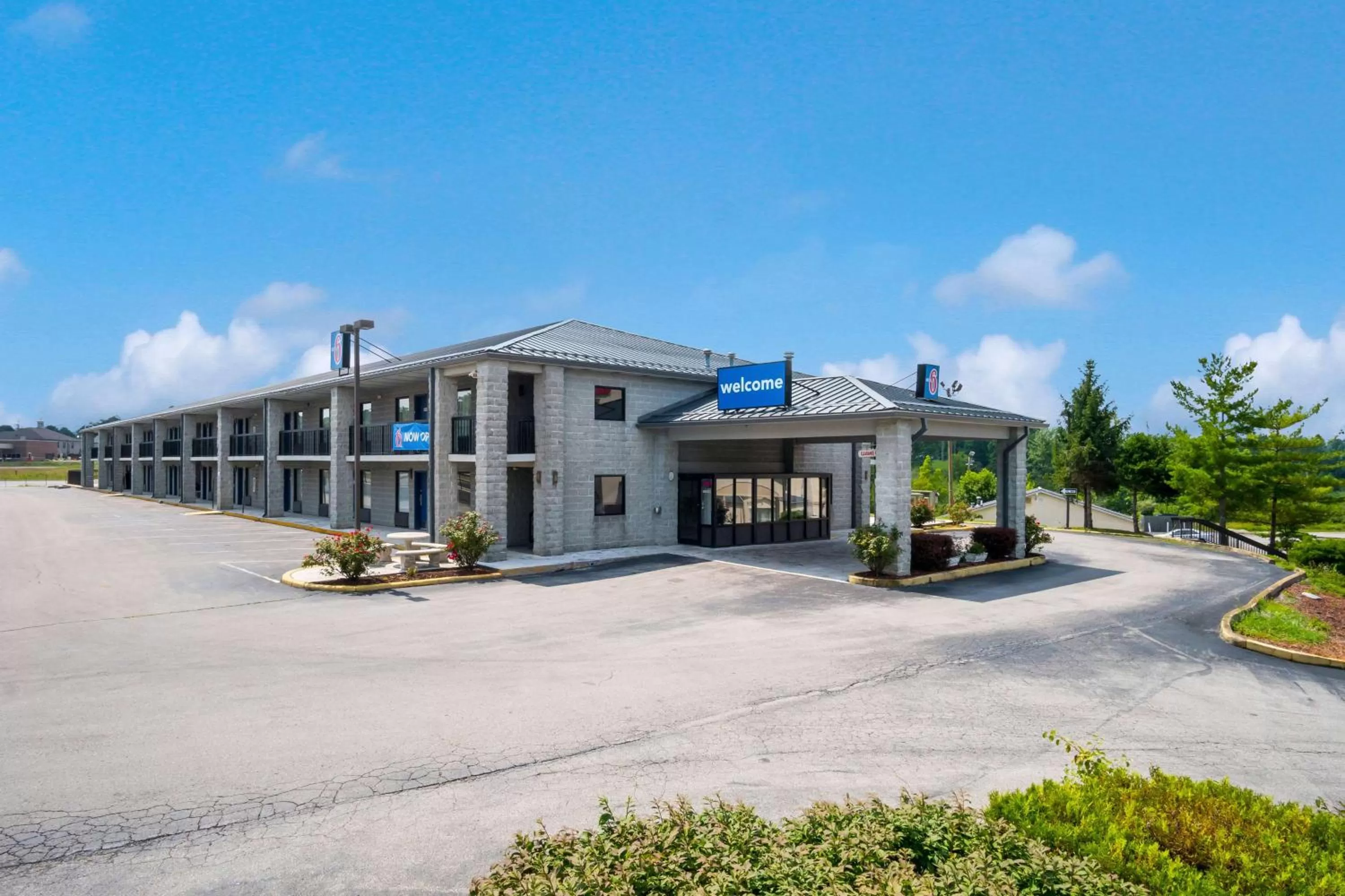 Property building in Motel 6-London, KY