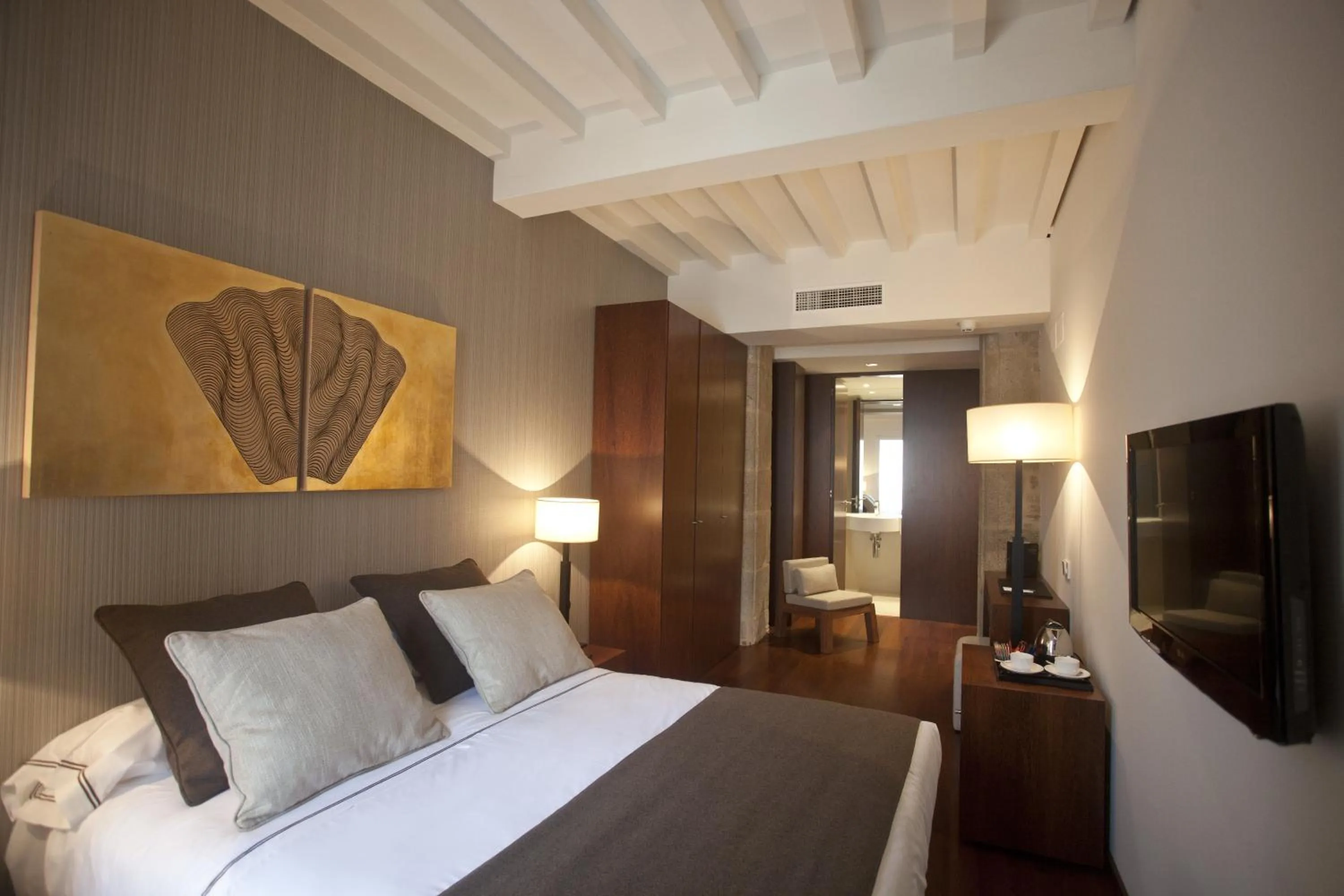 Photo of the whole room, Bed in Carris Casa de la Troya