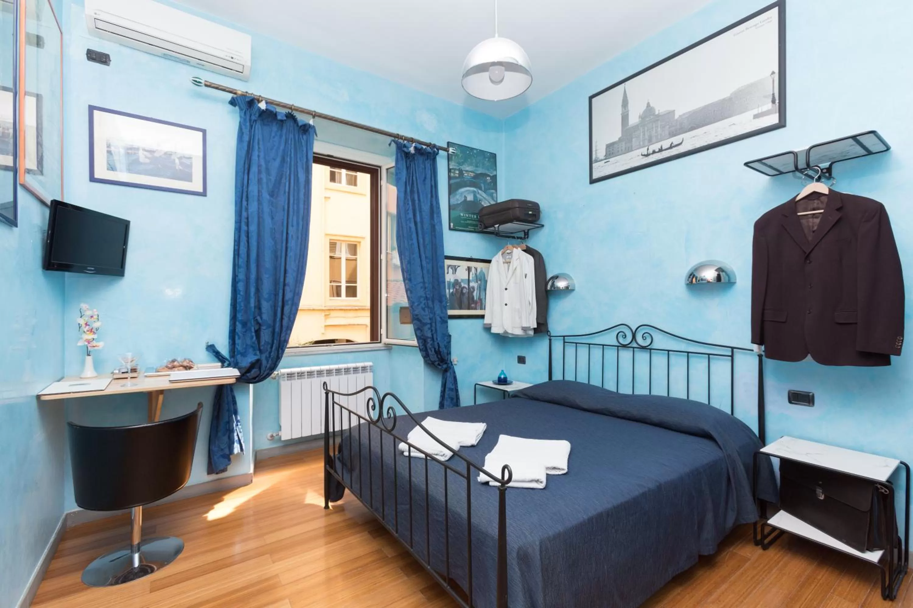 Photo of the whole room, Bed in DomusAmor Colosseo