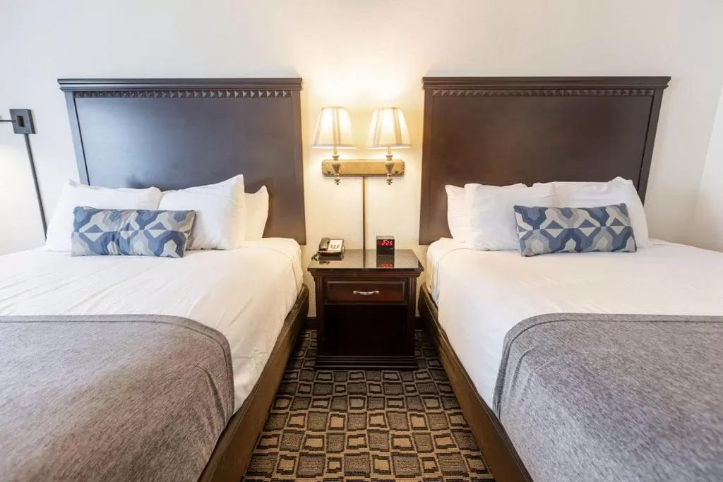 Bedroom, Bed in Savannah House Hotel