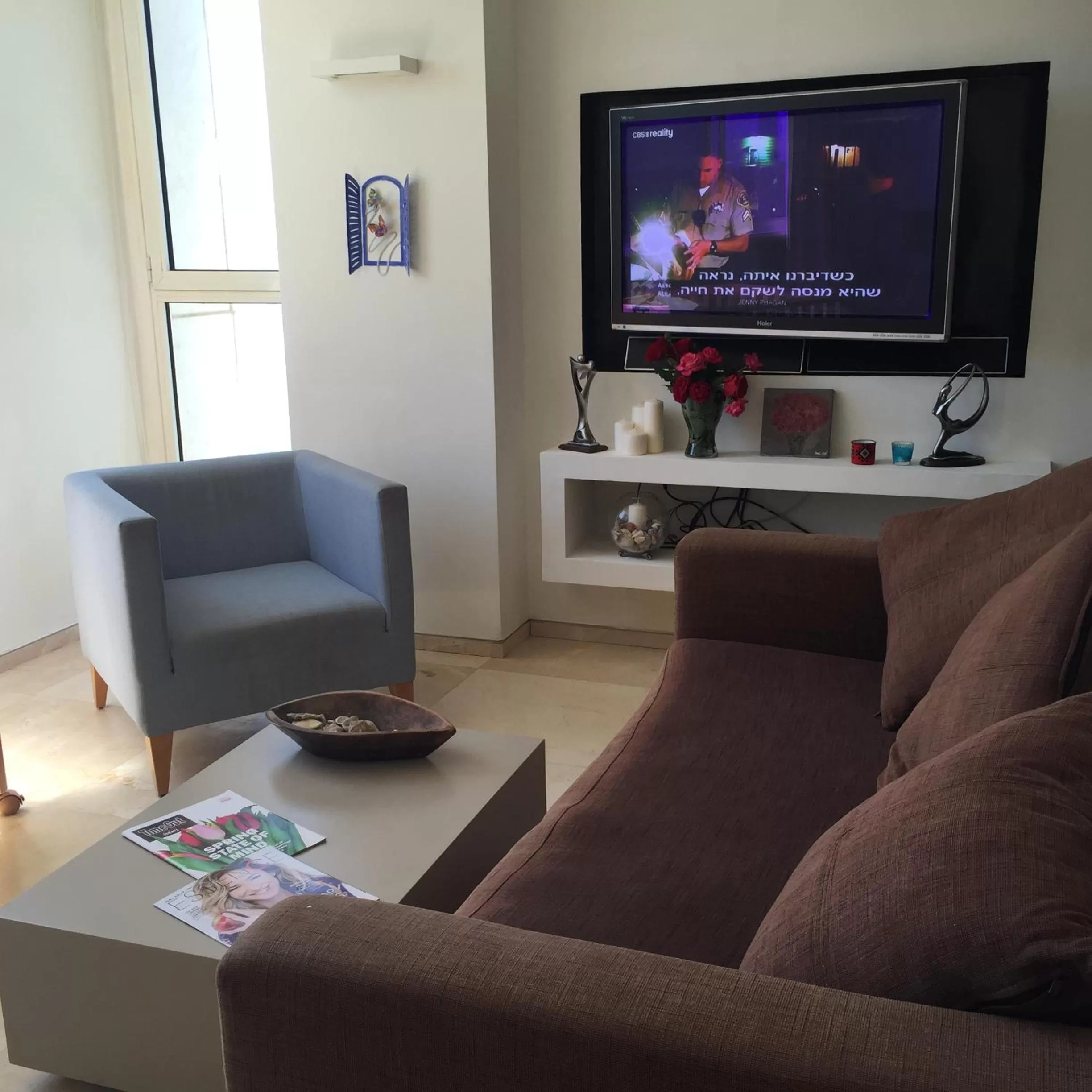 Seating area, TV/Entertainment Center in Raphael Apartments