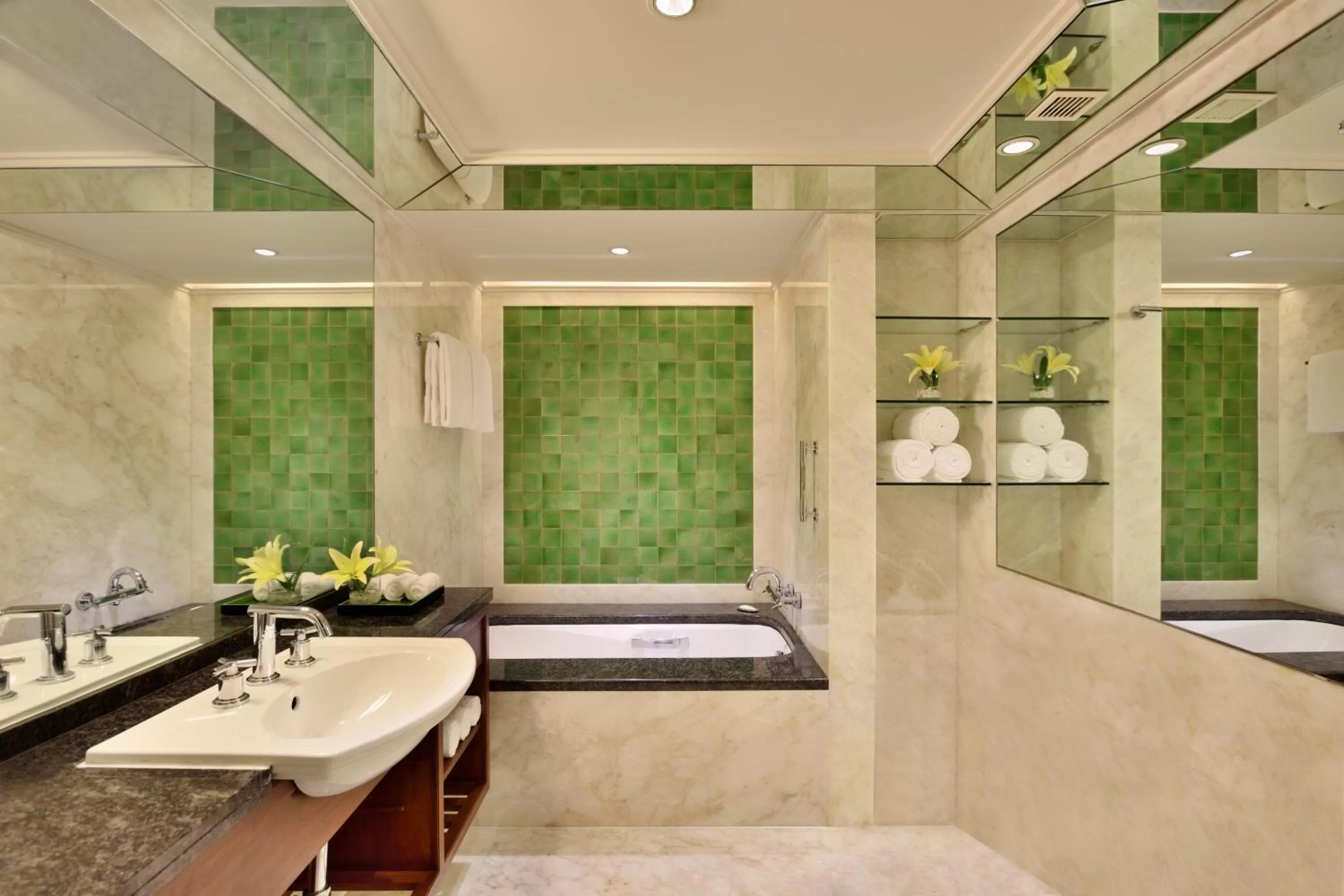 Bathroom in Hyderabad Marriott Hotel & Convention Centre