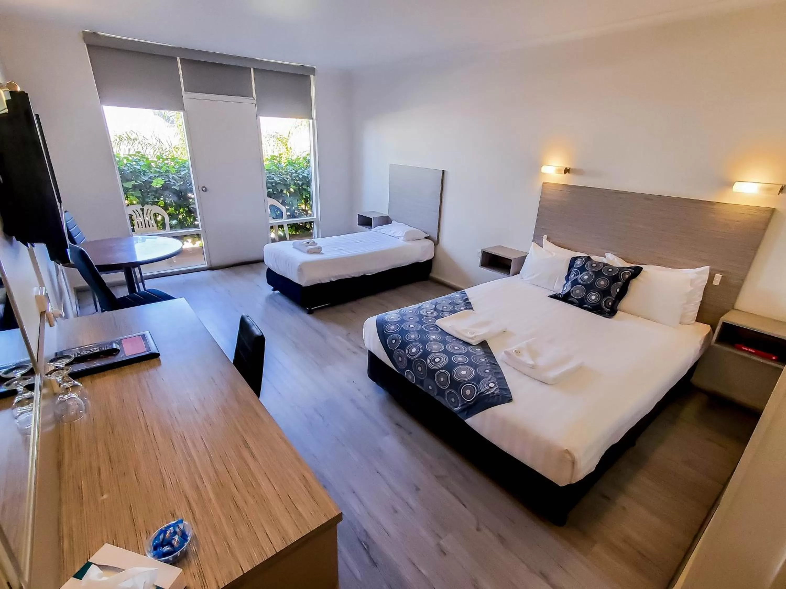 Photo of the whole room, Bed in Sandors Motor Inn