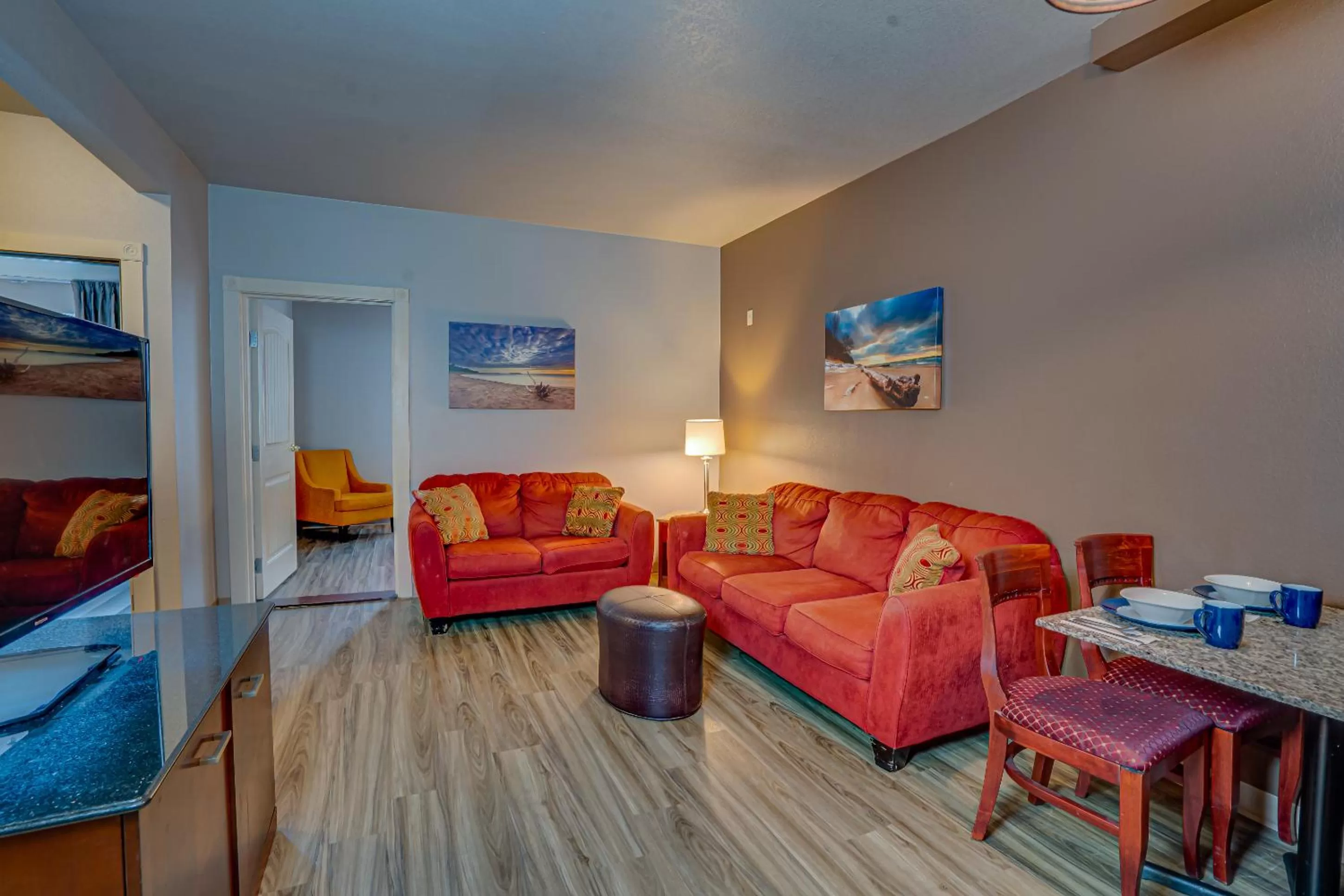 TV and multimedia in The Ashley Inn & Suites