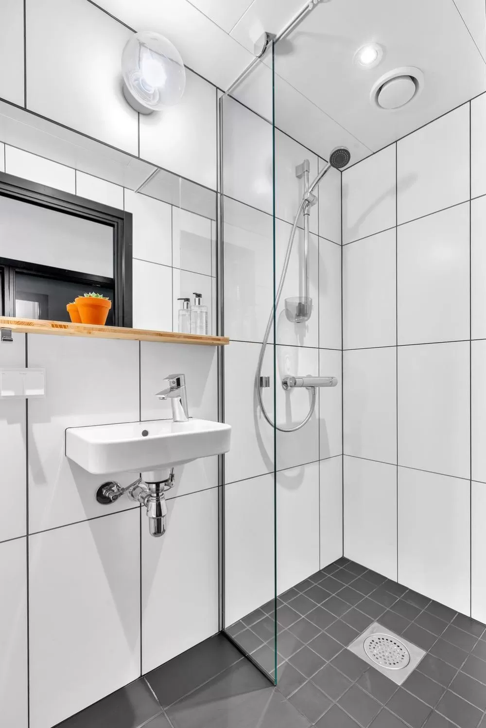 Shower in Forenom Aparthotel Oslo