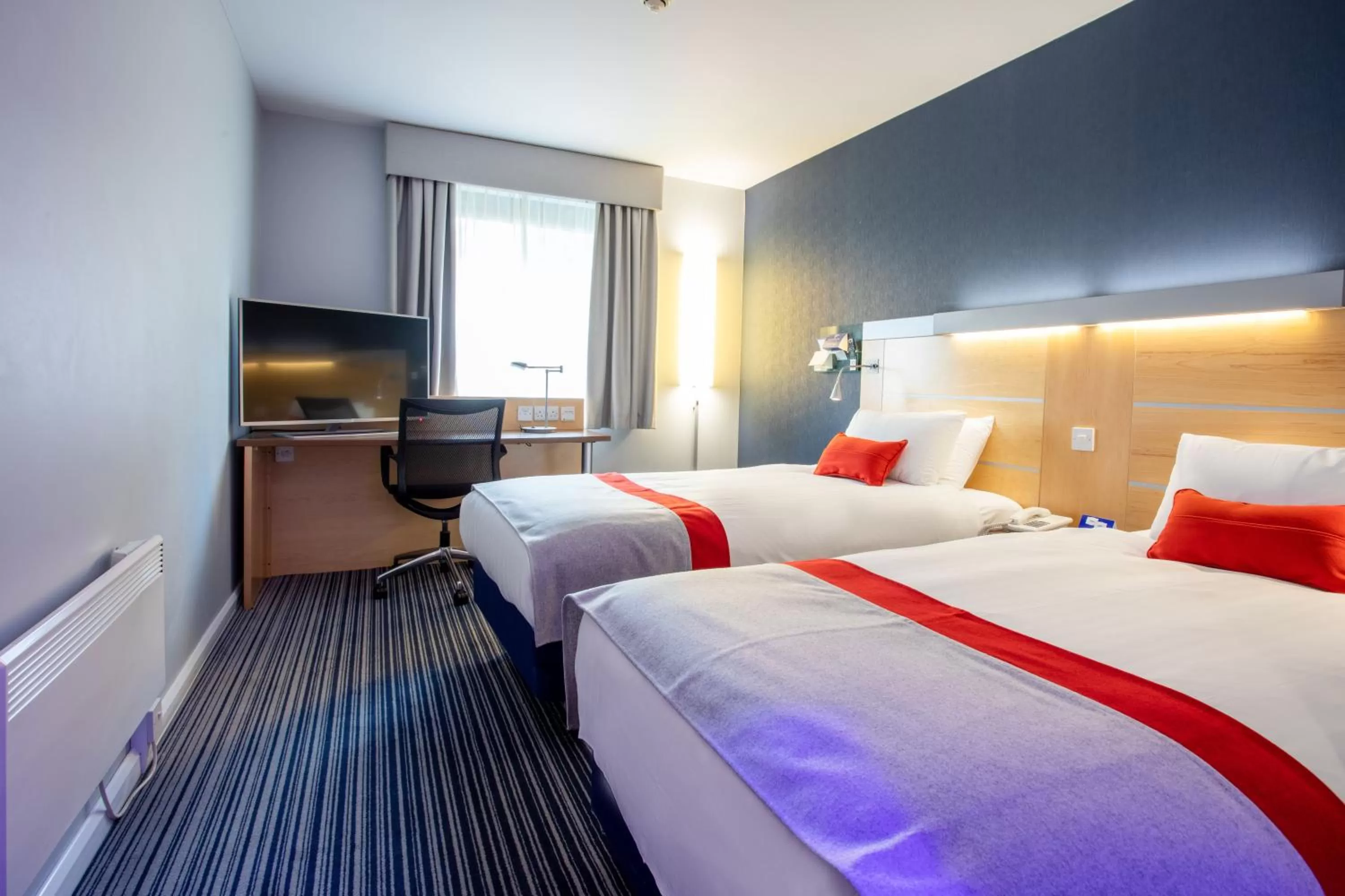 Photo of the whole room, Bed in Holiday Inn Express Dunfermline by IHG
