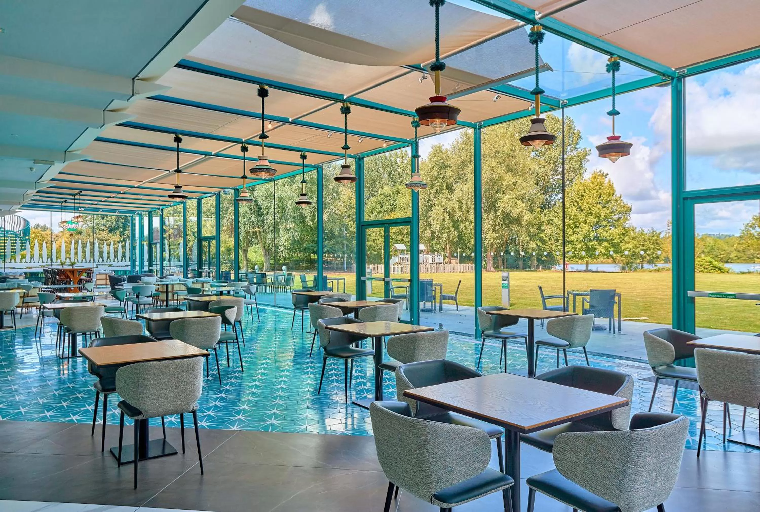 Lounge or bar in Crowne Plaza Marlow by IHG