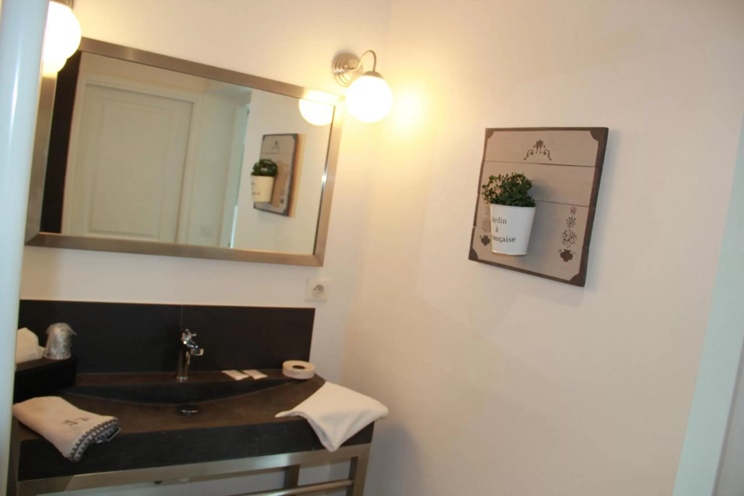 Bathroom in Le Temps des Hôtes