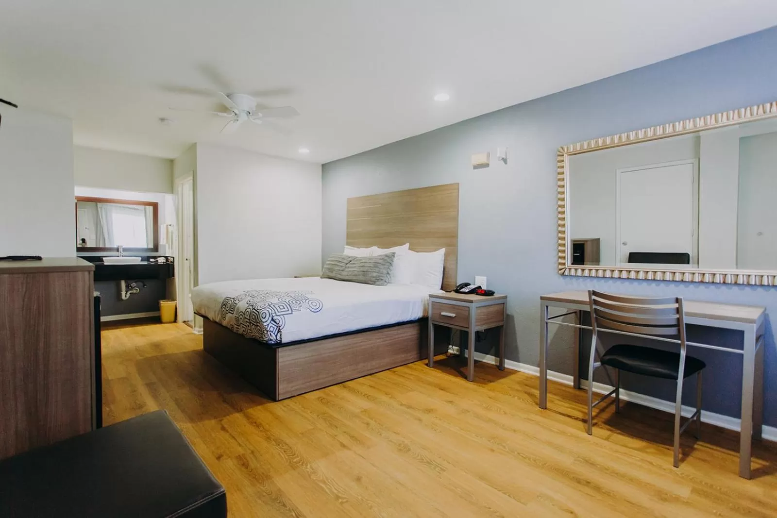 Bedroom, Bed in Scottish Inn & Suites - Kemah Boardwalk