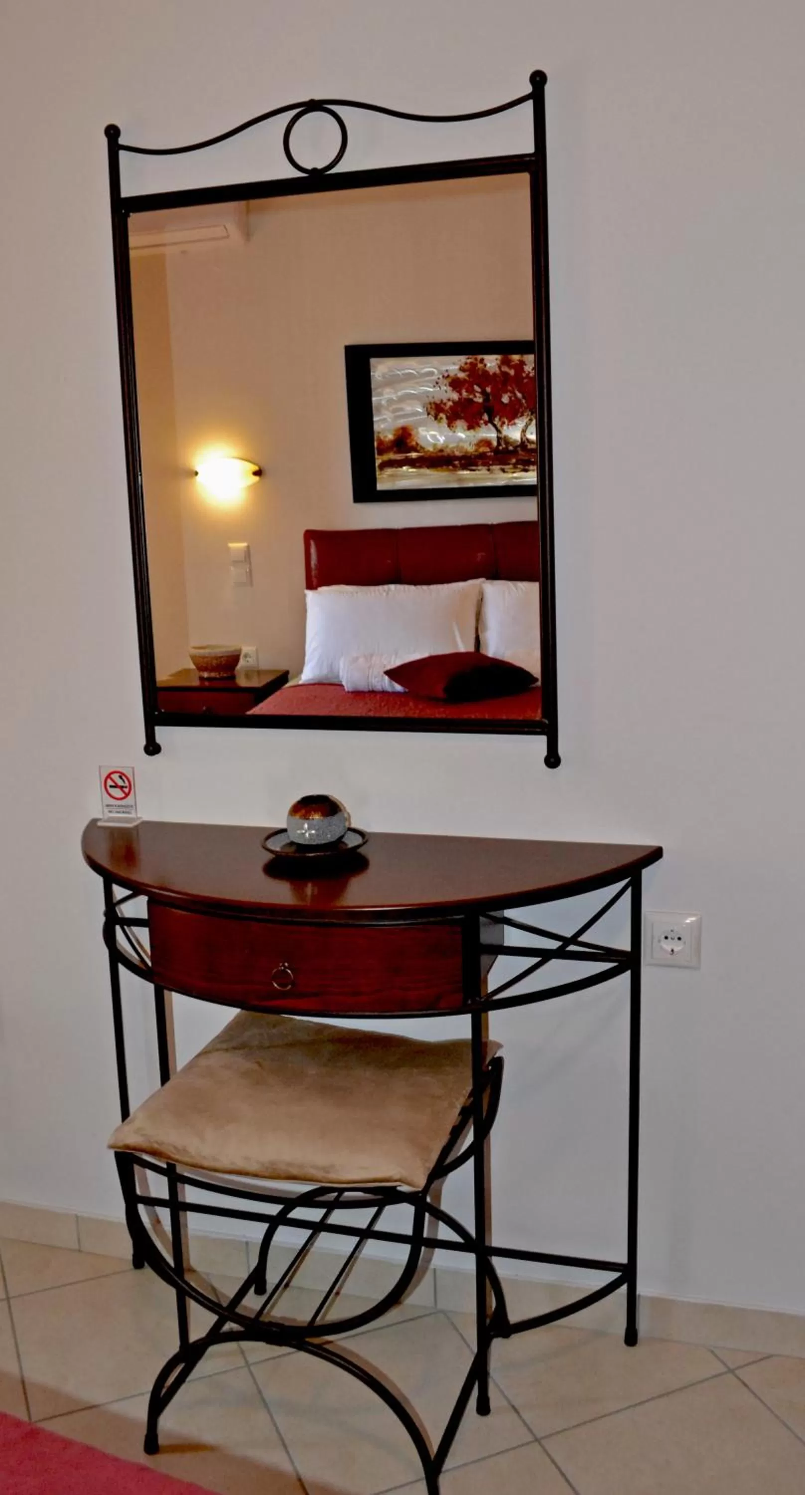 Photo of the whole room, Bed in Anesis