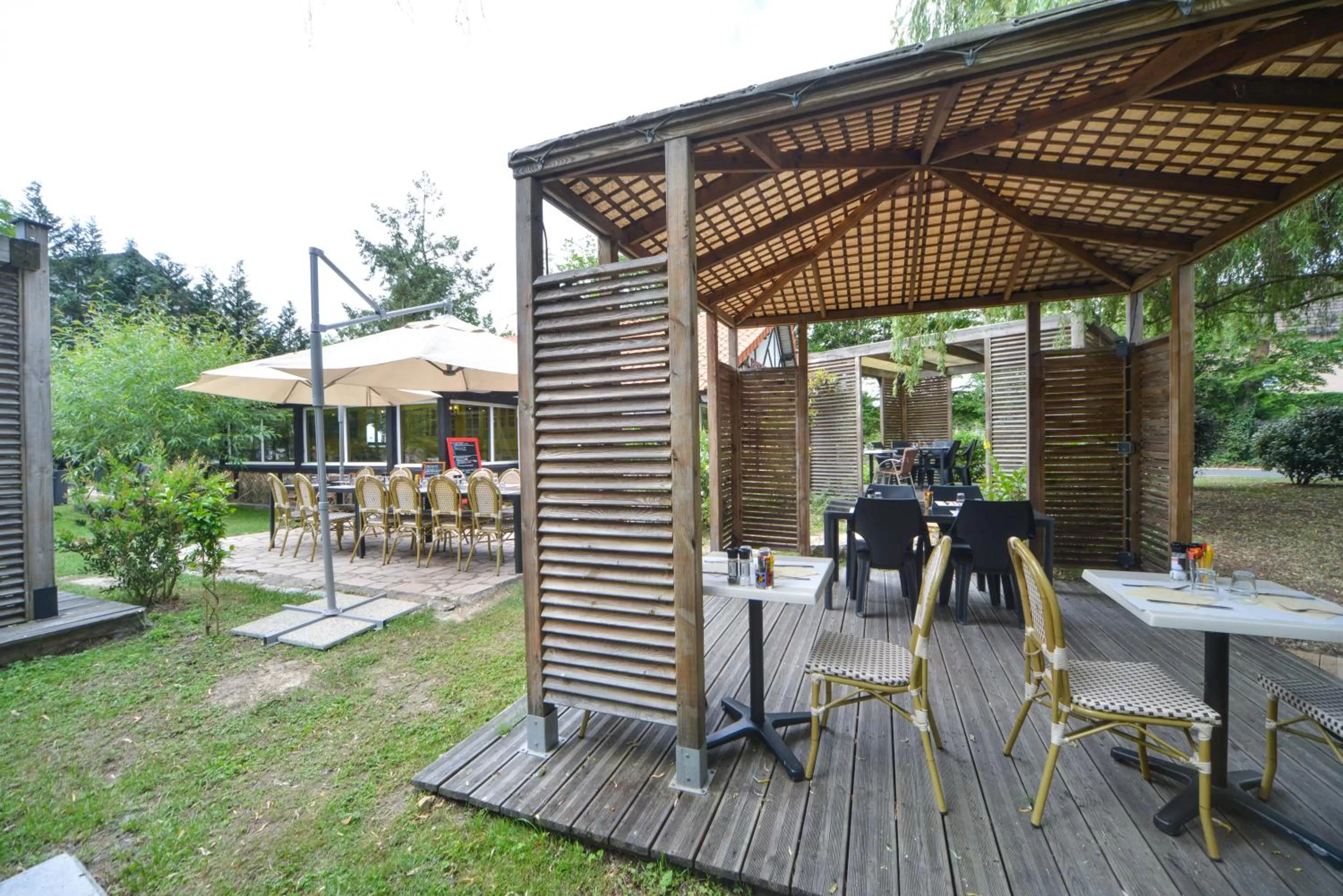 Patio in Logis - Hotel Restaurant La Mire