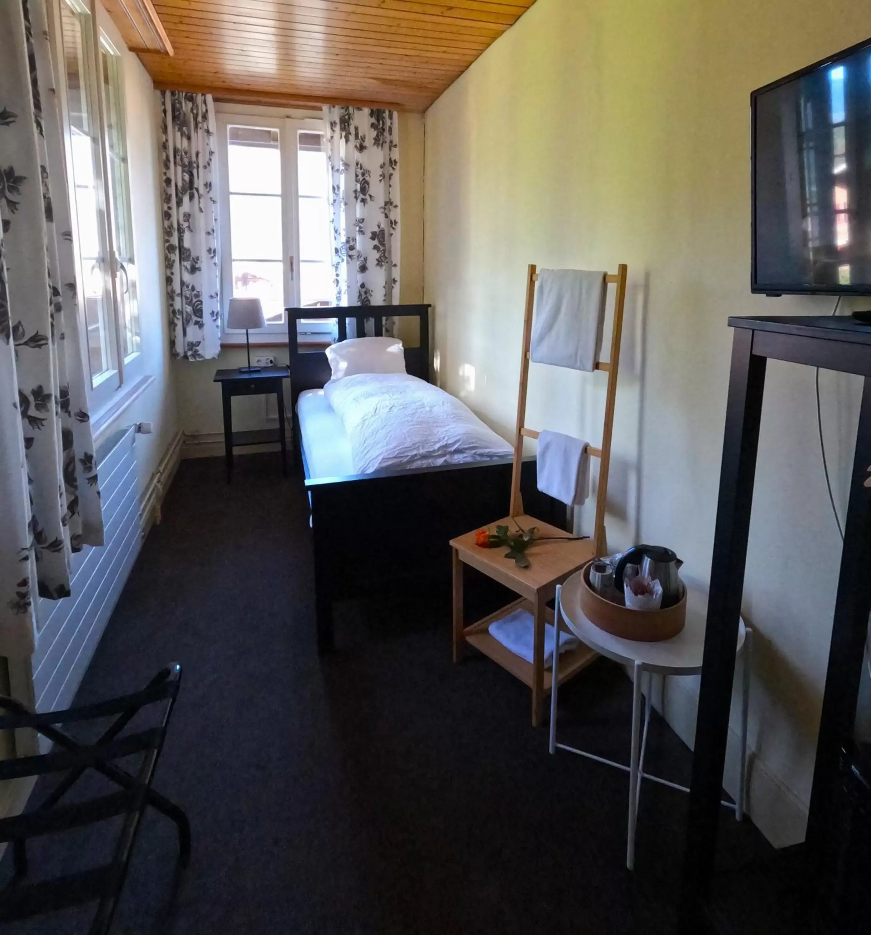 Standard Twin Room with Shared Bathroom - single occupancy in Alpenrose Hotel and Gardens Standard Twin Room with Shared Bathroom - single occupancy in Alpenrose Hotel and Gardens