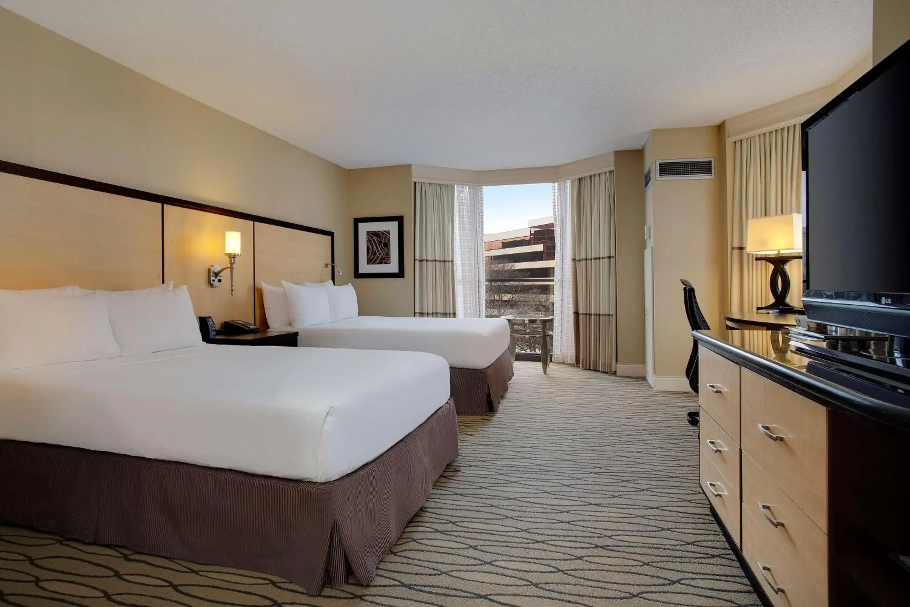 Double Room with Two Double Beds - Mobility Accessible with Tub in Hilton Rosemont Chicago O'Hare Double Room with Two Double Beds - Mobility Accessible with Tub in Hilton Rosemont Chicago O'Hare