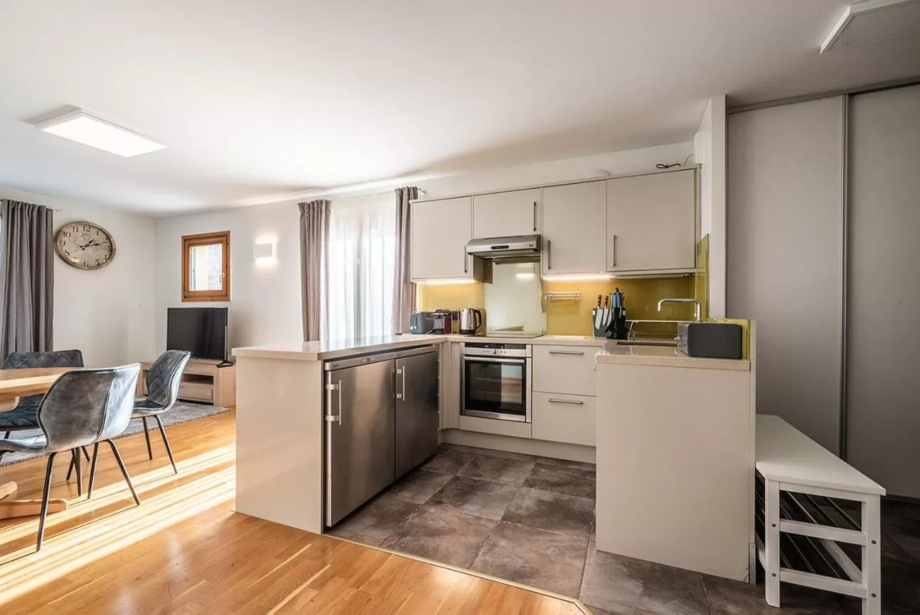 Kitchen or kitchenette in Eden Hotel, Apartments and Chalet Chamonix Les Praz