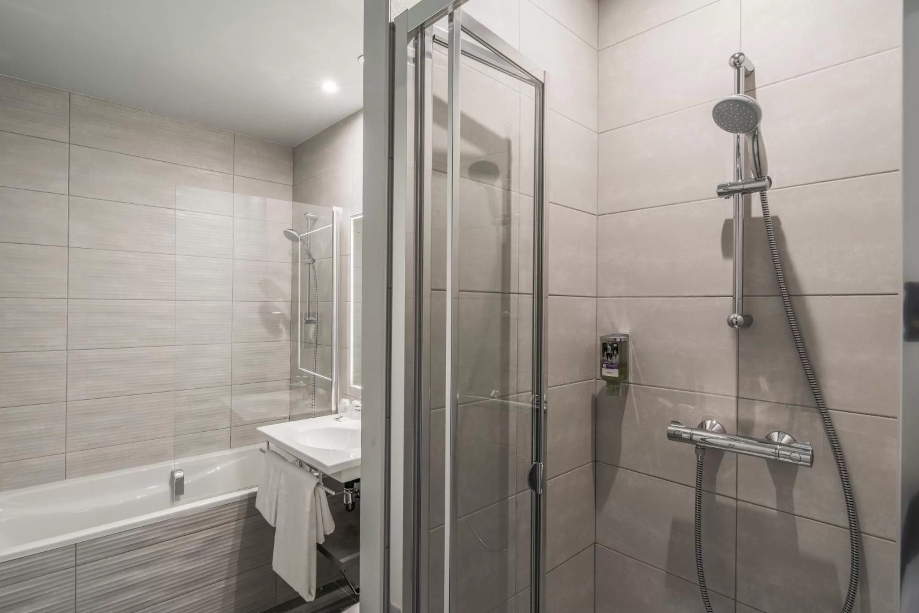 Bathroom in Hôtel Mercure Paris Suresnes Longchamp