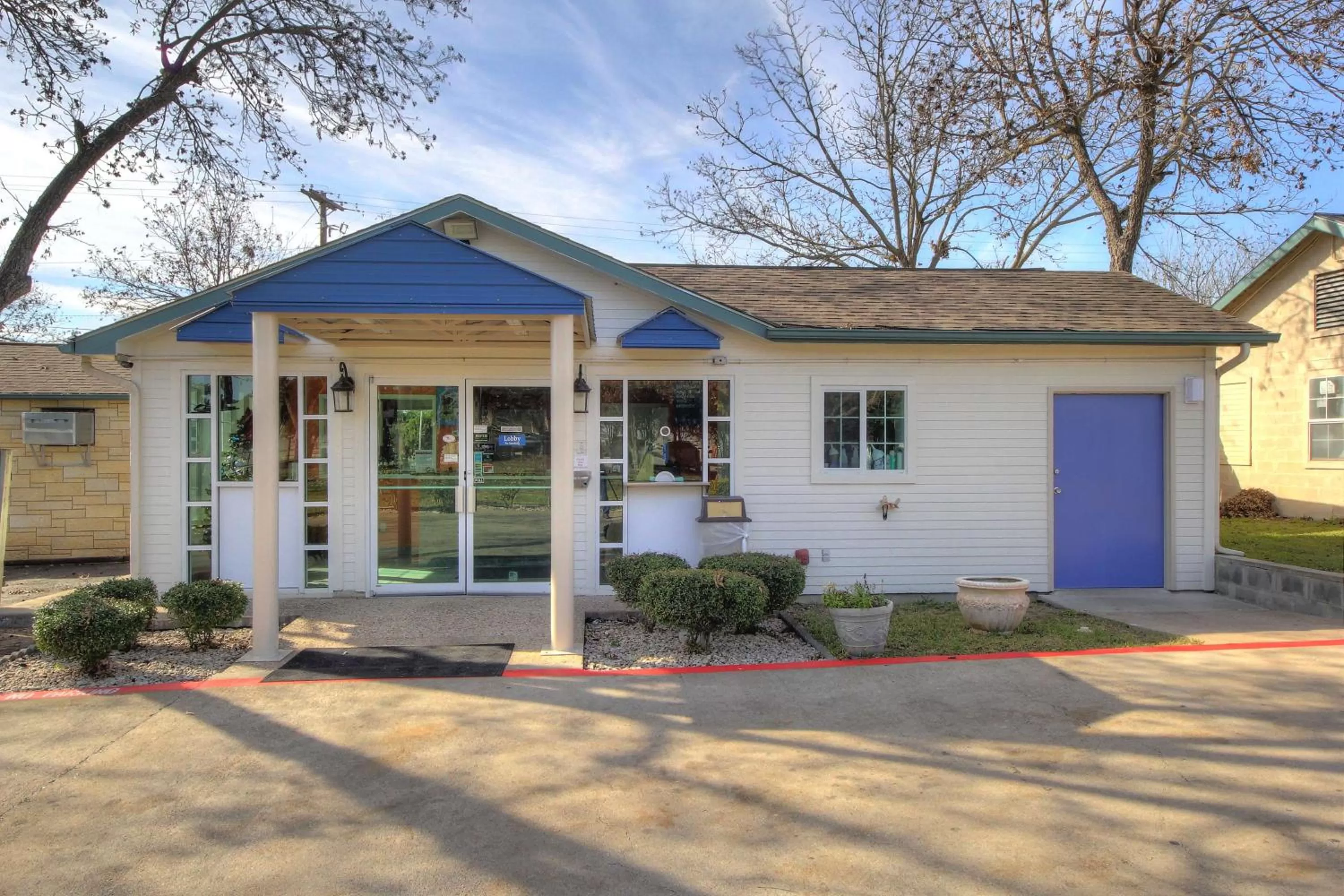 Property building in Motel 6-Kerrville, TX