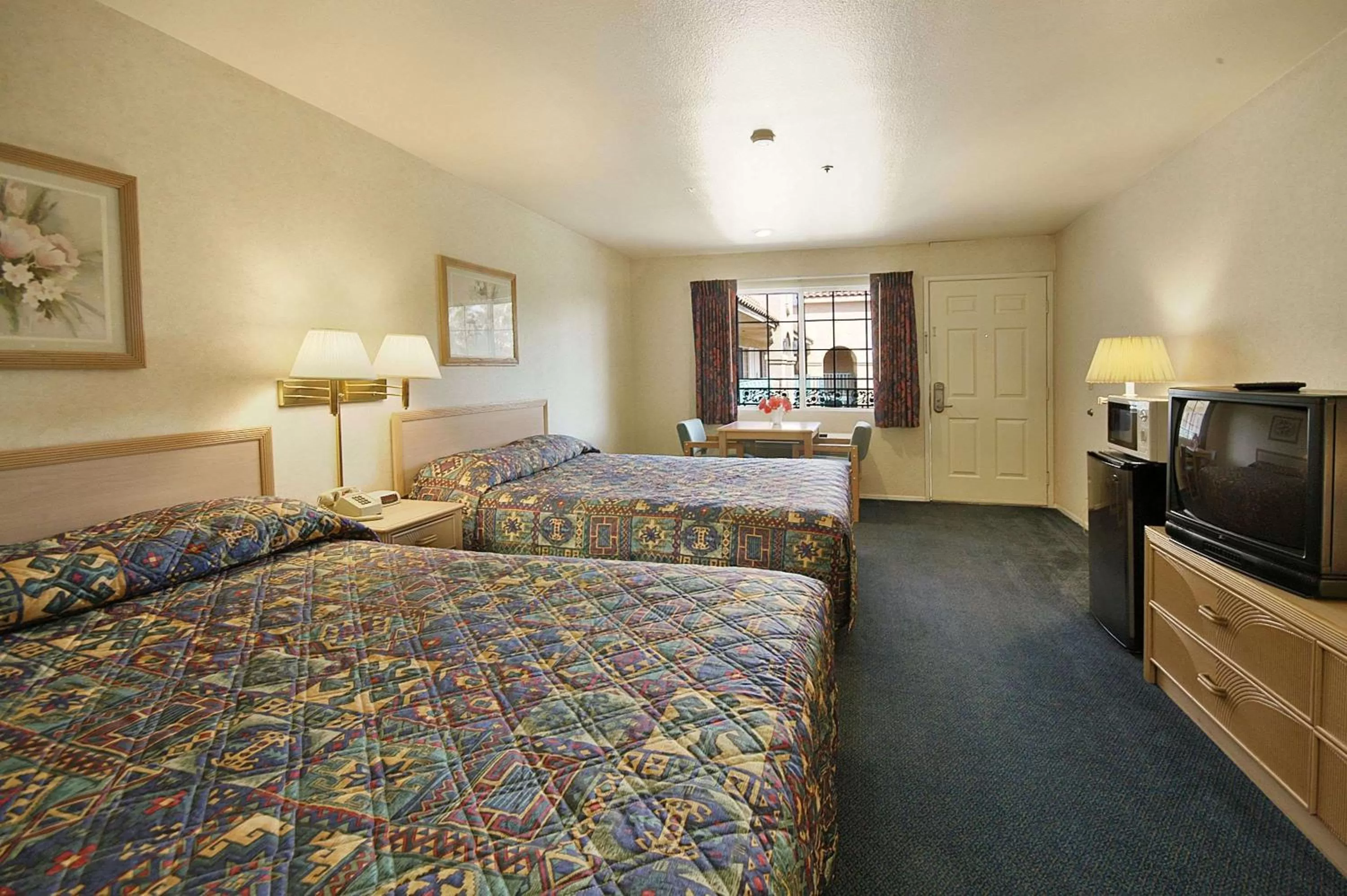 Photo of the whole room, Bed in Days Inn by Wyndham Riverside Tyler Mall