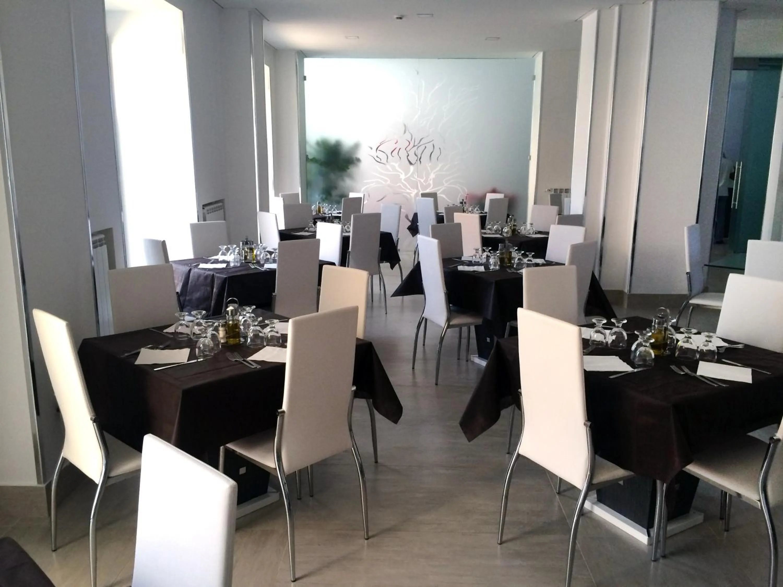 Restaurant/places to eat in Hotel Regina