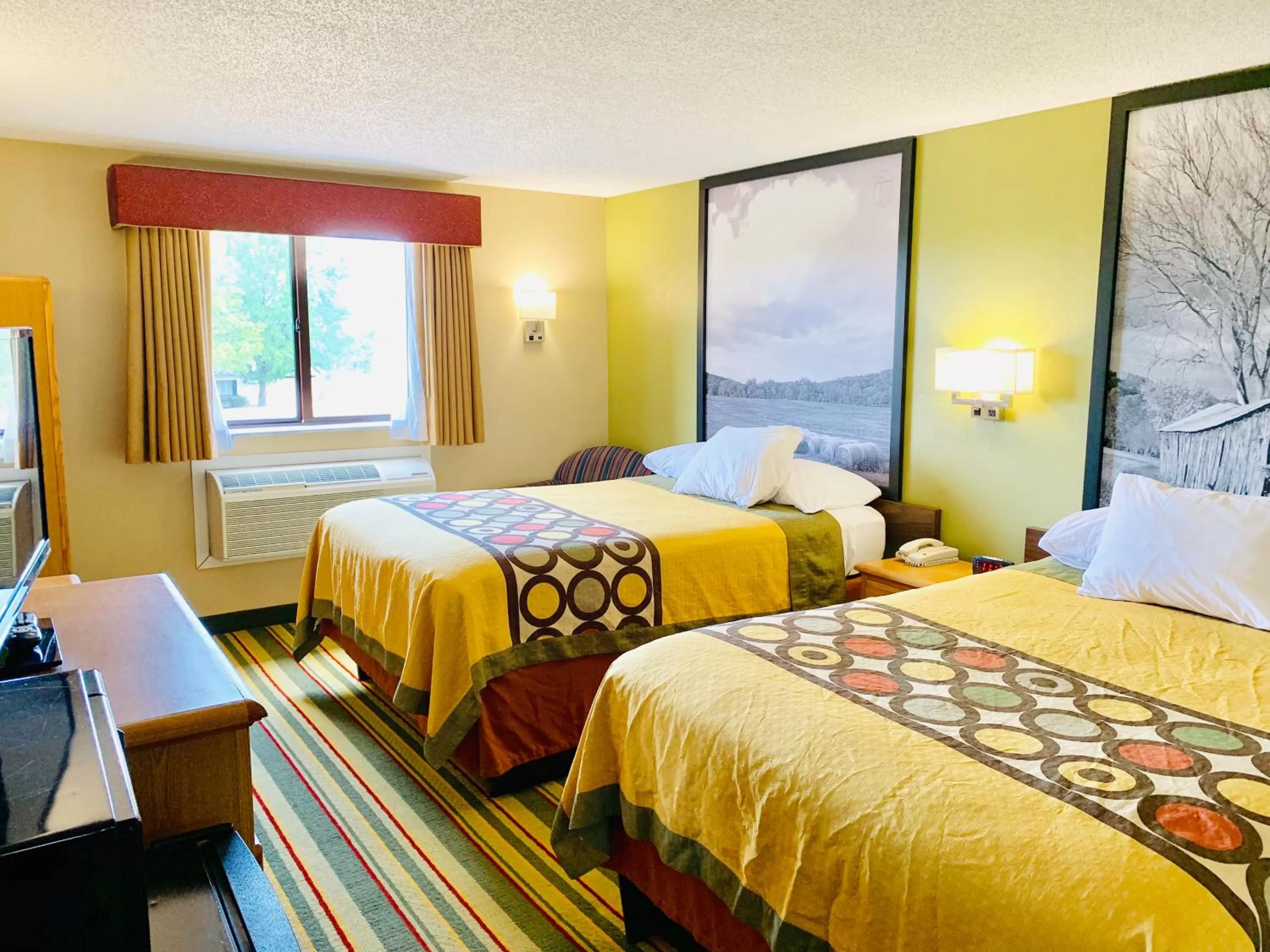 Bed in Super 8 by Wyndham St. Clair MO